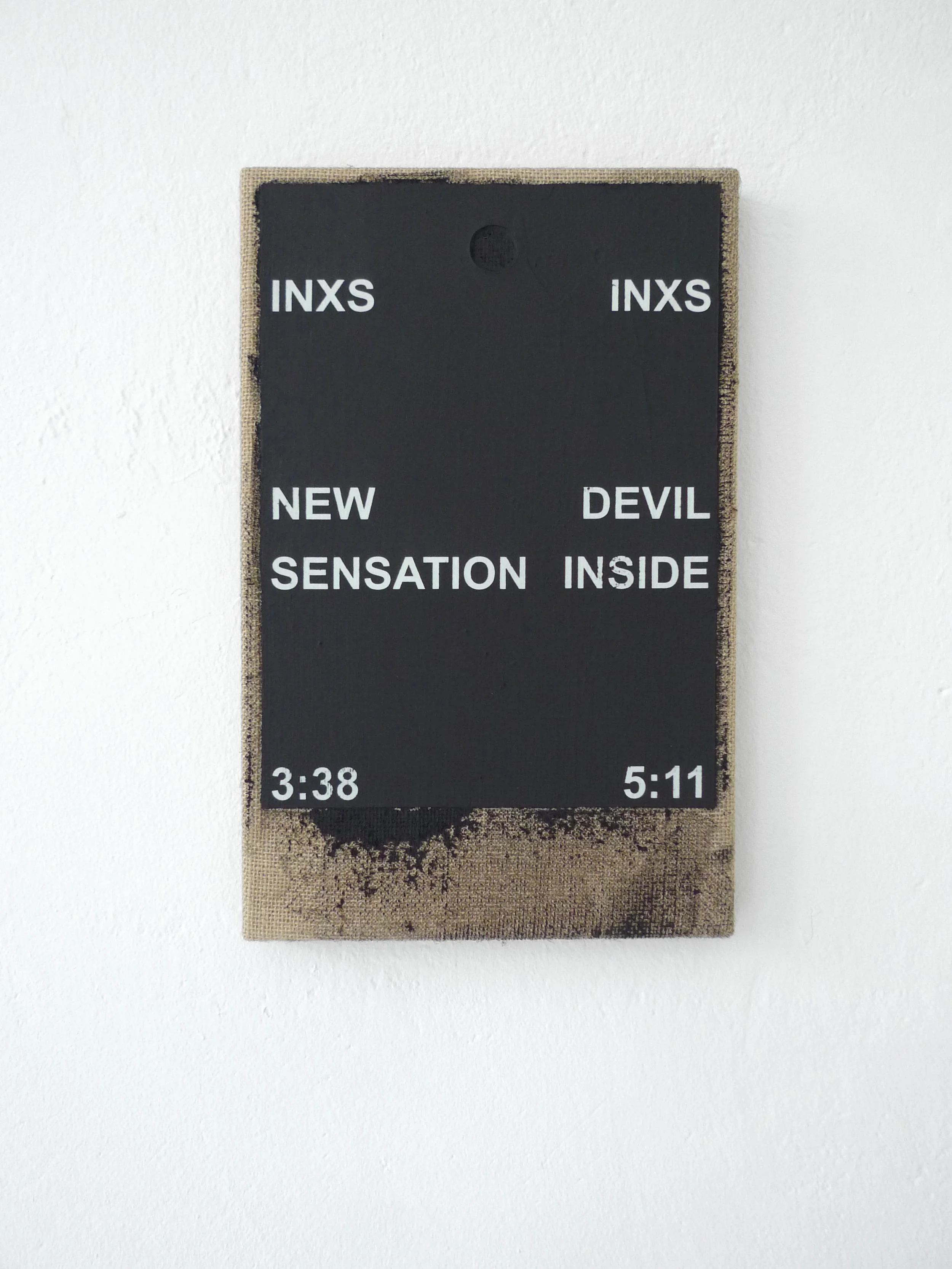 Nicolas Jasmin, Untitled (NEW/INSIDE) , 2013, Track List Painting, aus der Werkgruppe für einen Investmentbanker, Mischtechnik auf Jute, 33 x 21 cm, Courtesy: der Künstler
