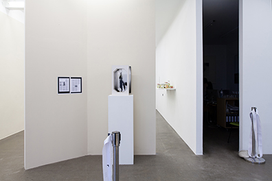 Exhibition View "Shimmering", curated by_Rike Frank, 2014, Galerie Krobath, Photo: Carolina Frank