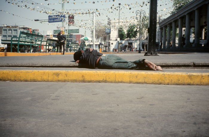 Good Night, Mister Procrustes curated by_Peter Stastny, Francis Alÿs, „Sleepers“, 1986-2006, 80 Dias Diaporama, Courtesy der Künstler und Galerie Peter Kilchmann, Zürich
