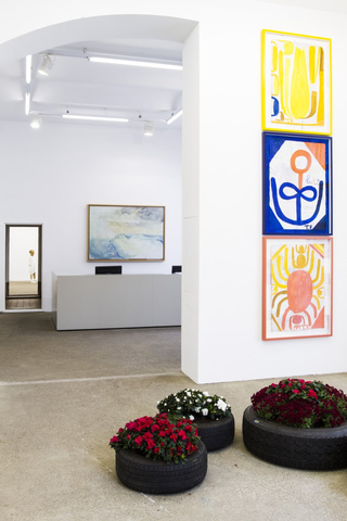 Exhibition View, Galerie Elisabeth & Klaus Thoman, Eine Art Salon, curated by_Marion Piffer Damiani, 2013, Photo: Lena Kienzer
