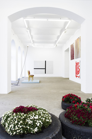 Exhibition View, Galerie Elisabeth & Klaus Thoman, Eine Art Salon, curated by_Marion Piffer Damiani, 2013, Photo: Lena Kienzer