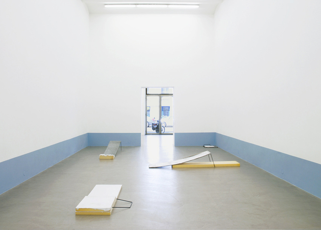 Exhibition View, Galerie Meyer Kainer, casualties, curated by_Nicolaus Schafhausen, 2011, Photo: Galerie Meyer Kainer