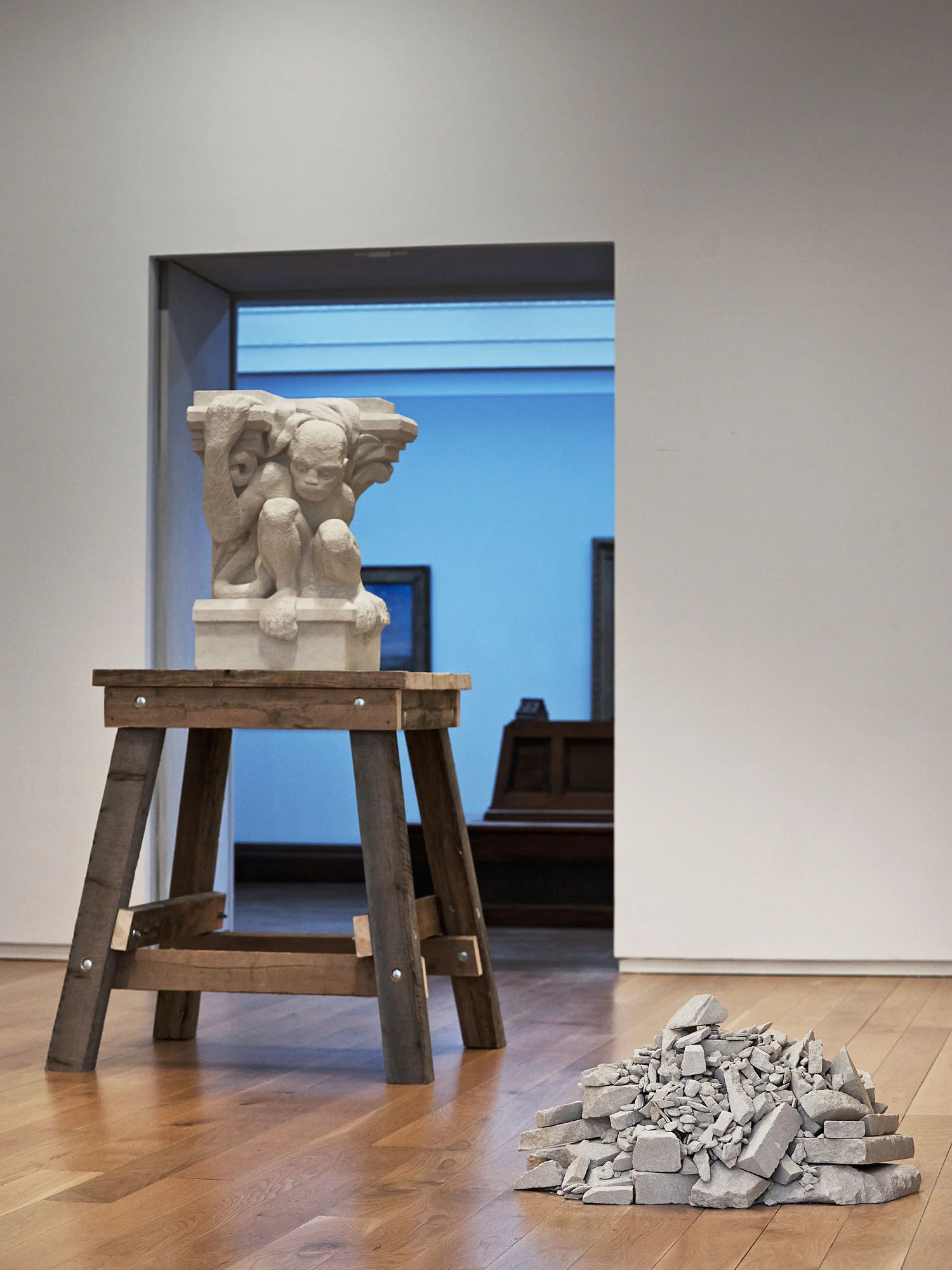 SEAN LYNCH A BLOW BY BLOW ACCOUNT OF STONECARVING IN OXFORD, 2013–14 Still Slide projection with voiceover (19’), stone carving, rubble, photographs, museum artefacts, printed matter / Diaprojektion mit Voiceover, Steinrelief, Schutt, Fotografien, Museumsobjekte, Drucksachen Courtesy the artist