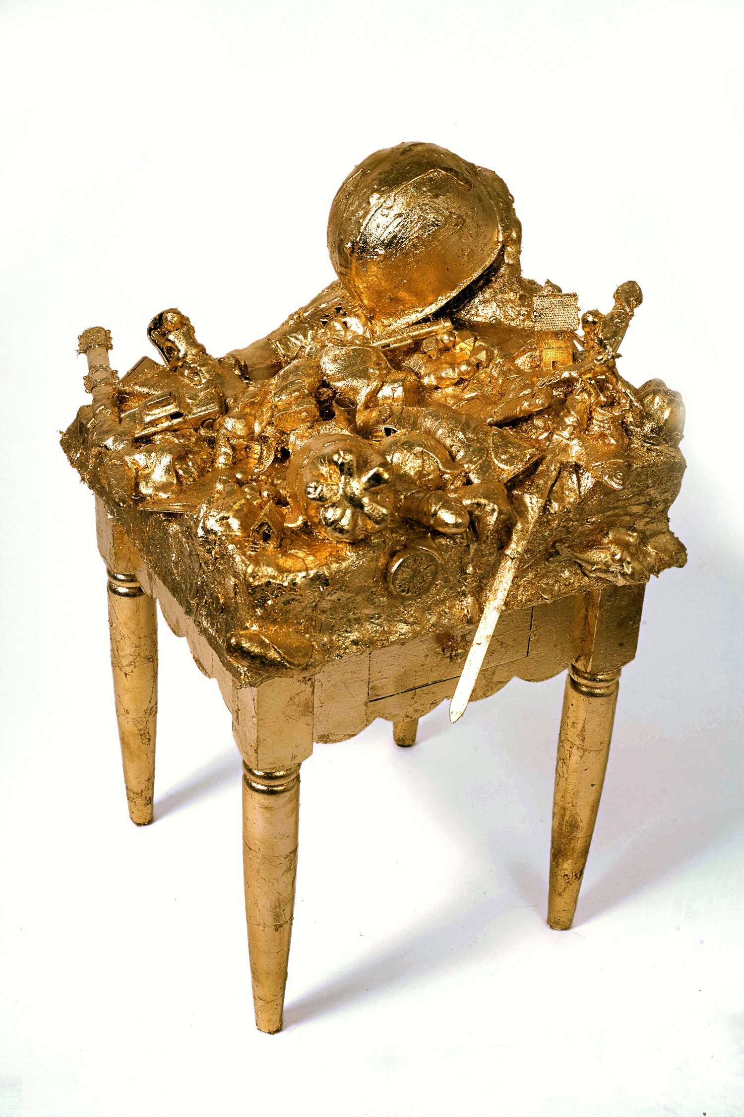 JOHN MILLER VERLIEBT IN BERLIN, 2007 Gold leaf, plaster, paper maché, styrofoam, plastic objects on table 91.4 x 76.2 x 50.8 cm Courtesy of the artist and Galerie Barbara Weiss, Berlin