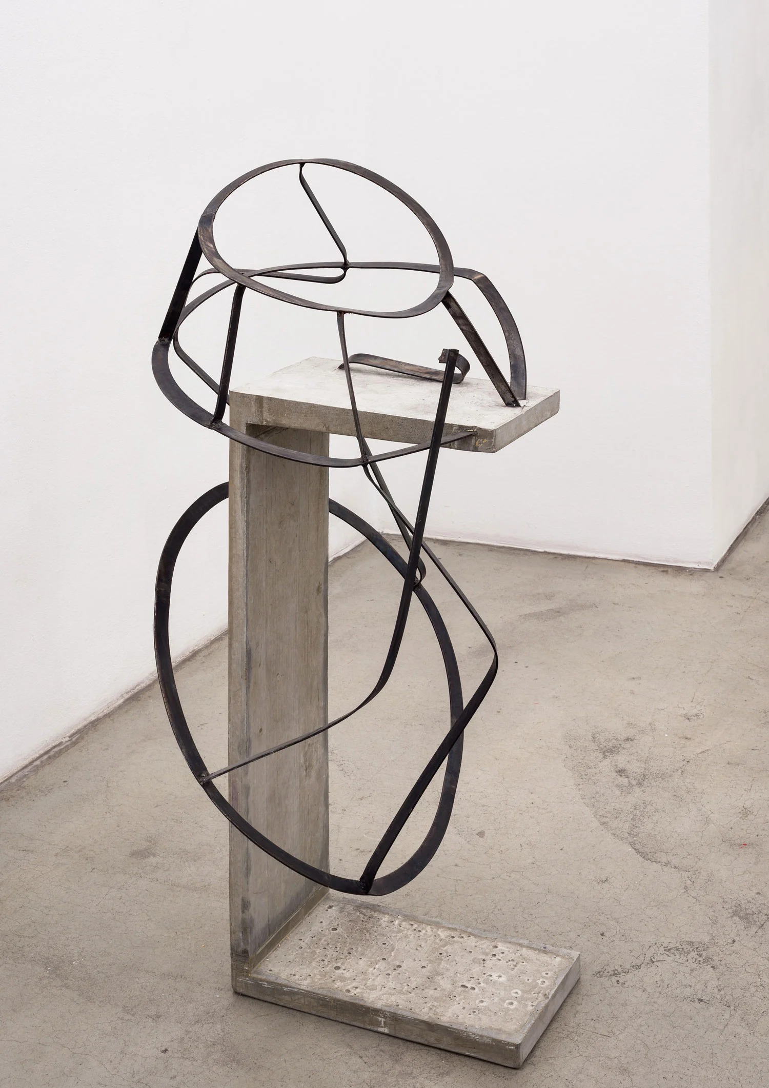 CÄCILIA BROWN AKTIVBÜRGER, 2016 aus der Serie „Luxusprobleme”, Beton, Stahl, 67 x 68 x 139 cm Courtesy Gabriele Senn Galerie, Photo: Iris Ranzinger