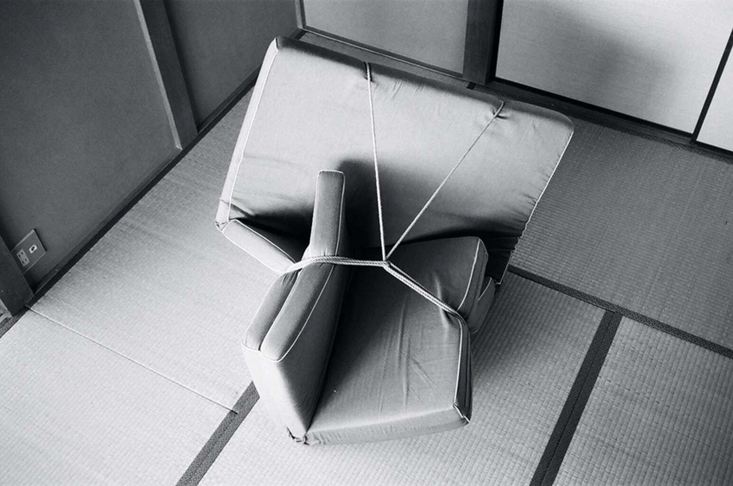 KERSTIN VON GABAIN FUTON #13, 2011 Schwarz-Weiß-Fotografie, 20 x 30 cm, Ed. of 3 + 2AP Courtesy Gabriele Senn Galerie