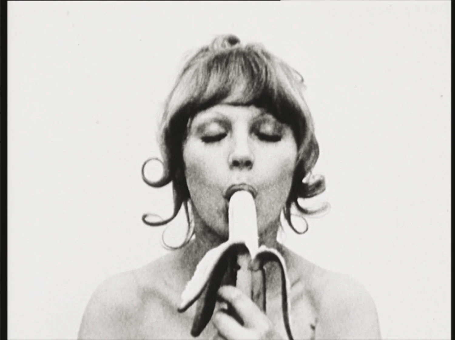 NATALIA LL CONSUMER-ART / SZTUKA KONSUMPCYJNA, 1972–1974 16mm Film, S/W, no sound, 7:37 min © Kontakt. The Art Collection of Erste Group and ERSTE Foundation