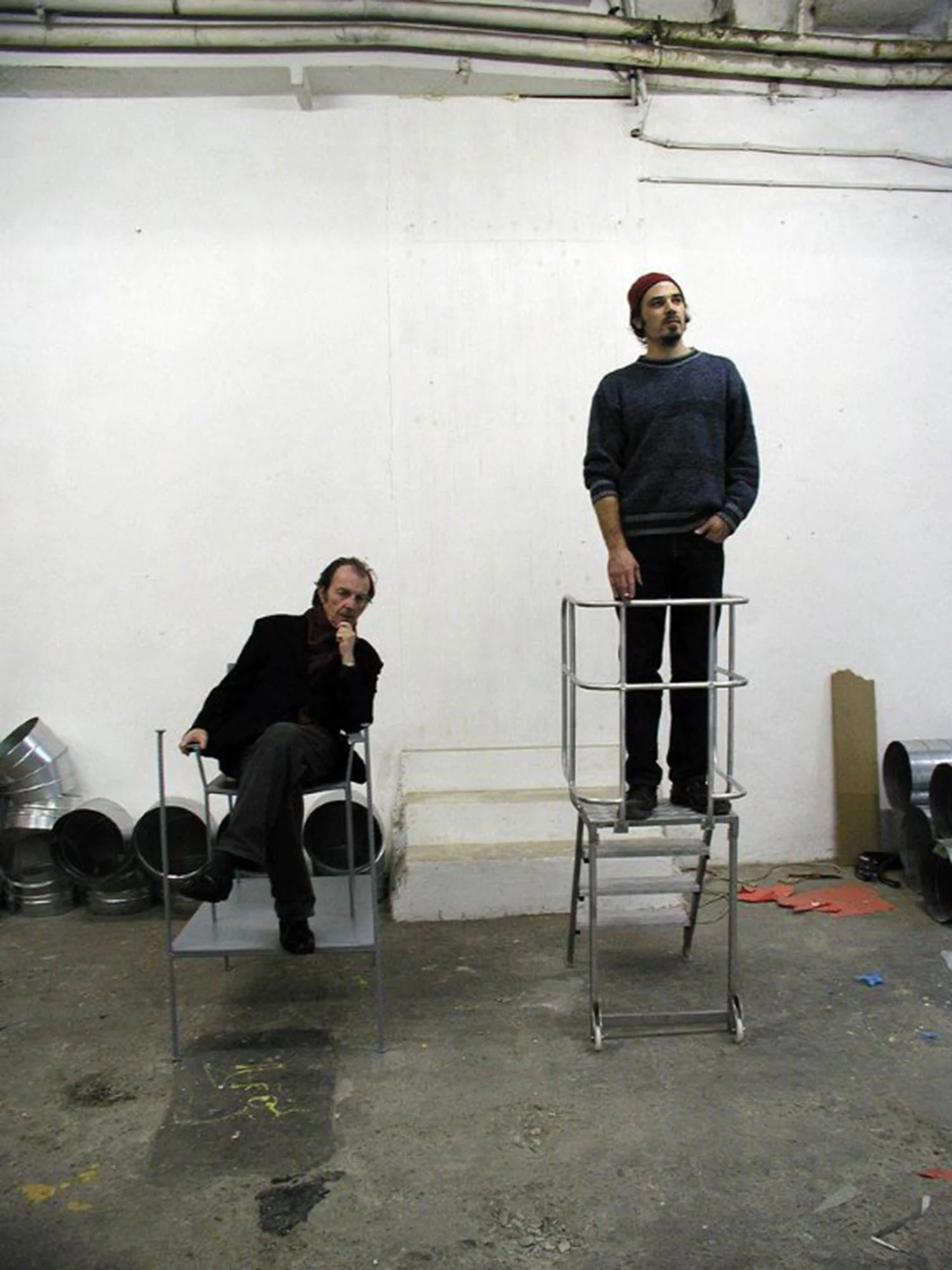 FRANZ WEST & PETER HÖLL SIT & STAND, 2003 Sit: Metall, Holz, Lack, 89 x 72 x 125 cm, Stand: Aluminium, Rollen, 96 x 58 x 150 cm Photo: Archiv Galerie Elisabeth & Klaus Thoman Innsbruck
