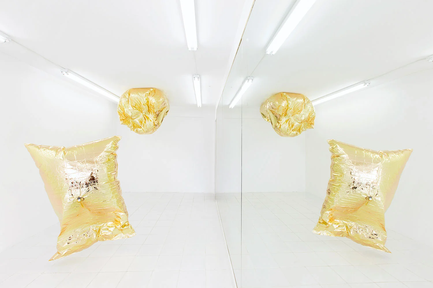 We Are All Under the Same Sky 2018 Gabriella Torres-Ferrer Emergency blankets inflated with helium, movement detection sensors, protest sounds from around the world, 210 x 160 cm and 105 x 80 cm, installation view FUF (Fuck U Forever), 2018, Embajada, San Juan Courtesy of the artist and Embajada, San Juan Photo: Raquel Pérez Puig, 2018