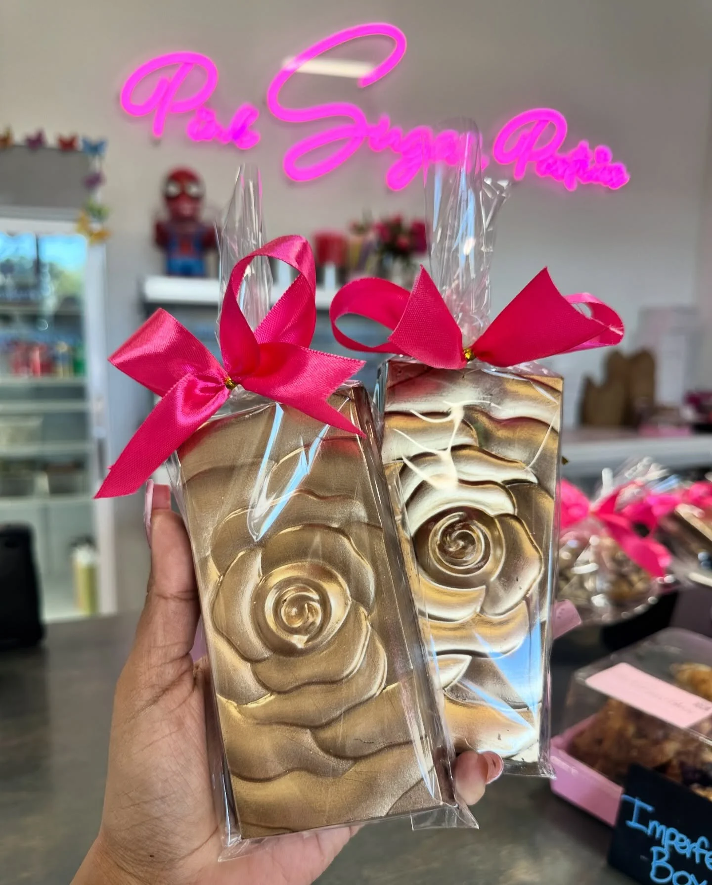 ✨THEY&rsquo;RE BACK ✨ Our Dubai Chocolates have officially been restocked and baby&hellip; they are shining 😍💫 Handcrafted, luxe, and almost too pretty to eat (ALMOST 😉). Perfect for gifting, treating yourself, or flexing on your snack game 💅🏽

