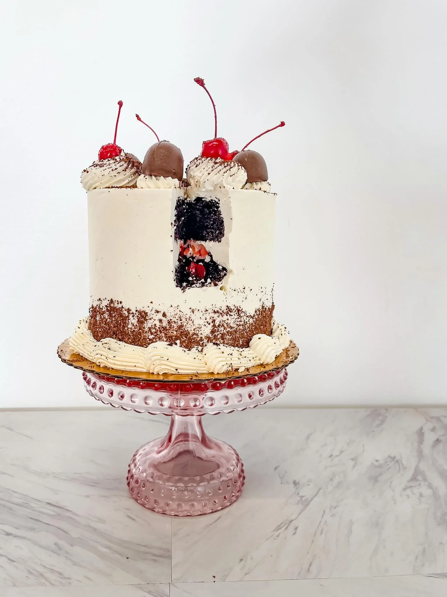 Cake Guts! 🎂 Layers on layers of sweetness, stuffed with all the dreamy fillings you didn&rsquo;t know you needed. 😍✨ 

#CakeGoals #LayerLove #SweetIndulgence #DessertObsession #PinkSugarMagic