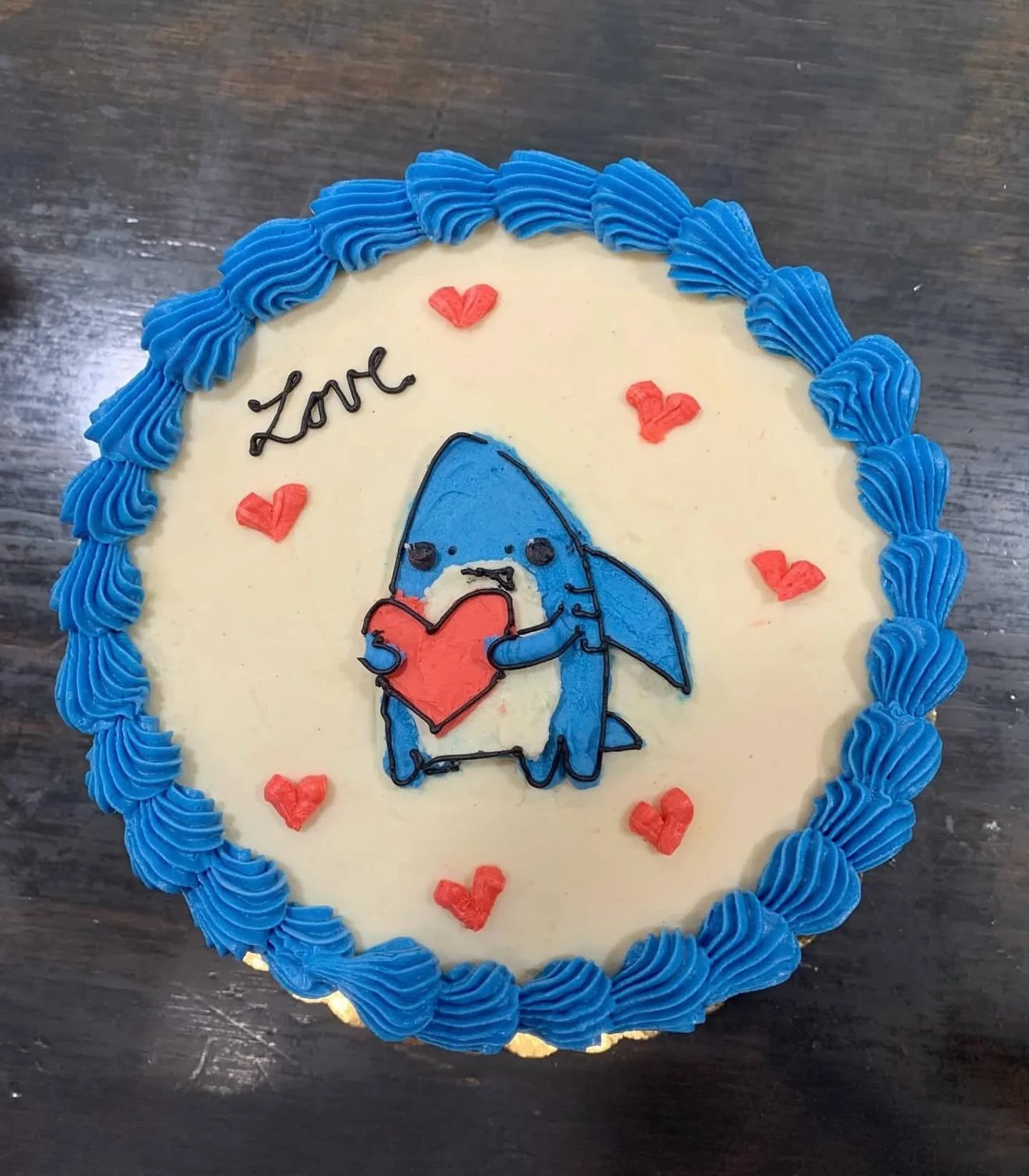 Sharks and hearts 💞 How cute is this cake @sweet_treat_oclock created for us here @pinksugarpastries 

#sharks #hearts #loverboy #cakesofinstagram #cakedecorating 🦈💞