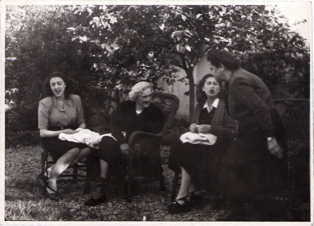 D&iacute;a de la Mujer Emprendedora
Hoy vuelvo a esta foto y a una historia que casi se pierde en el tiempo. Ella es mi bisabuela Ana, sentada en el centro. No la conoc&iacute; &mdash;ni siquiera mi madre lleg&oacute; a hacerlo&mdash;, pero compartim