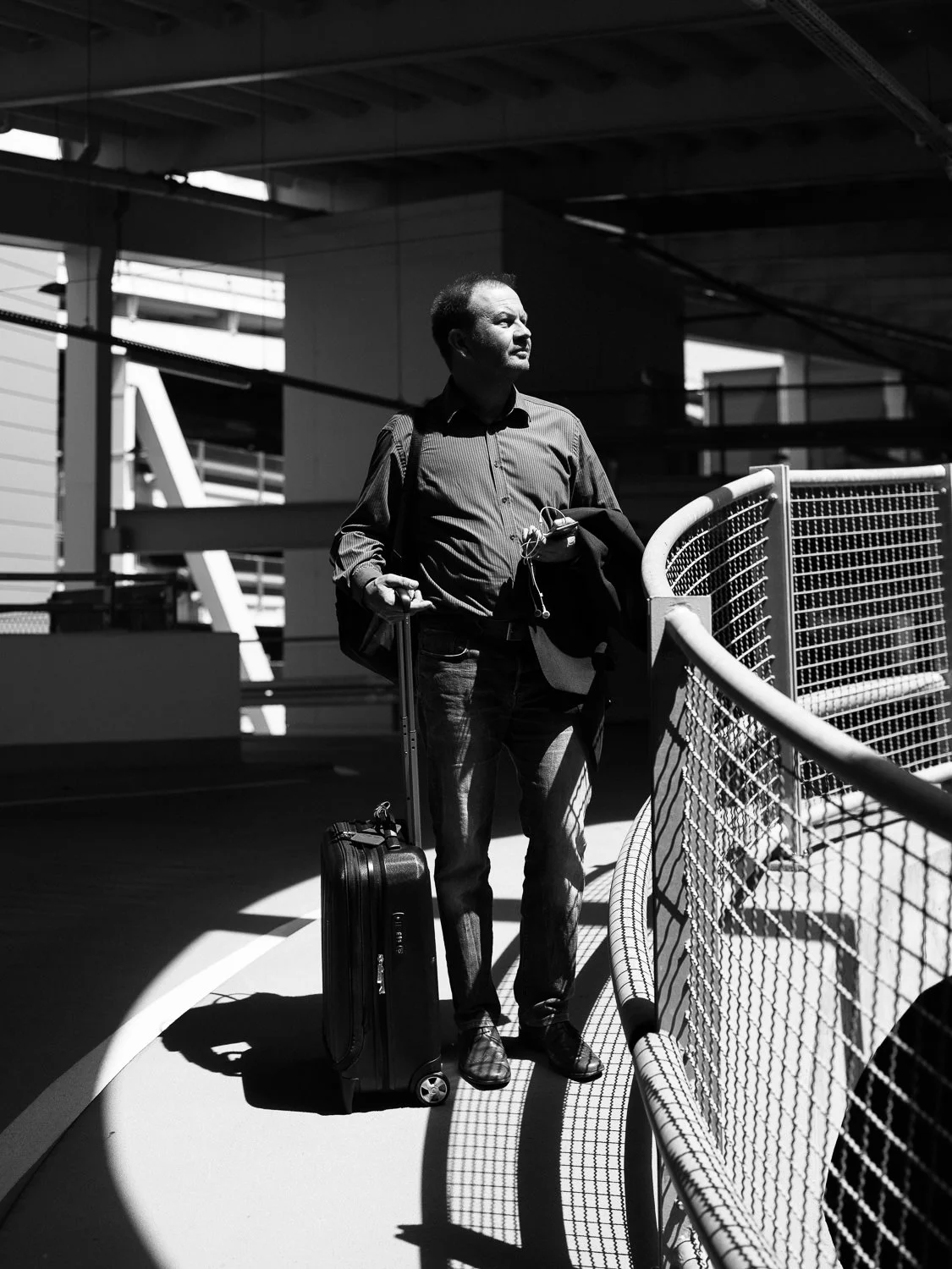 Portrait Dr. Thomas Finkbeiner, Kinderarzt in Tübingen und Telemediziner, fotografiert auf dem Gelände der Messe Stuttgart am Flughafen Stuttgart, Herr Finkbeiner war auf dem Weg zum Flughafen um nach Berlin und anschließend nach Tansania zu fliegen, am 28.05.2018, Stuttgart, DEU, Deutschland - Zweitverwendung nach MFM, Belegexemplar an: mail@sebastian-berger.de, Copyright Vermerk: Sebastian Berger www.sebastian-berger.de CREDIT: Sebastian Berger - Affalterbacher Str. 32 - 71686 Remseck - Germany - mobile +49 174 2437129 - mail@sebastian-berger.de - www.sebastian-berger.de
