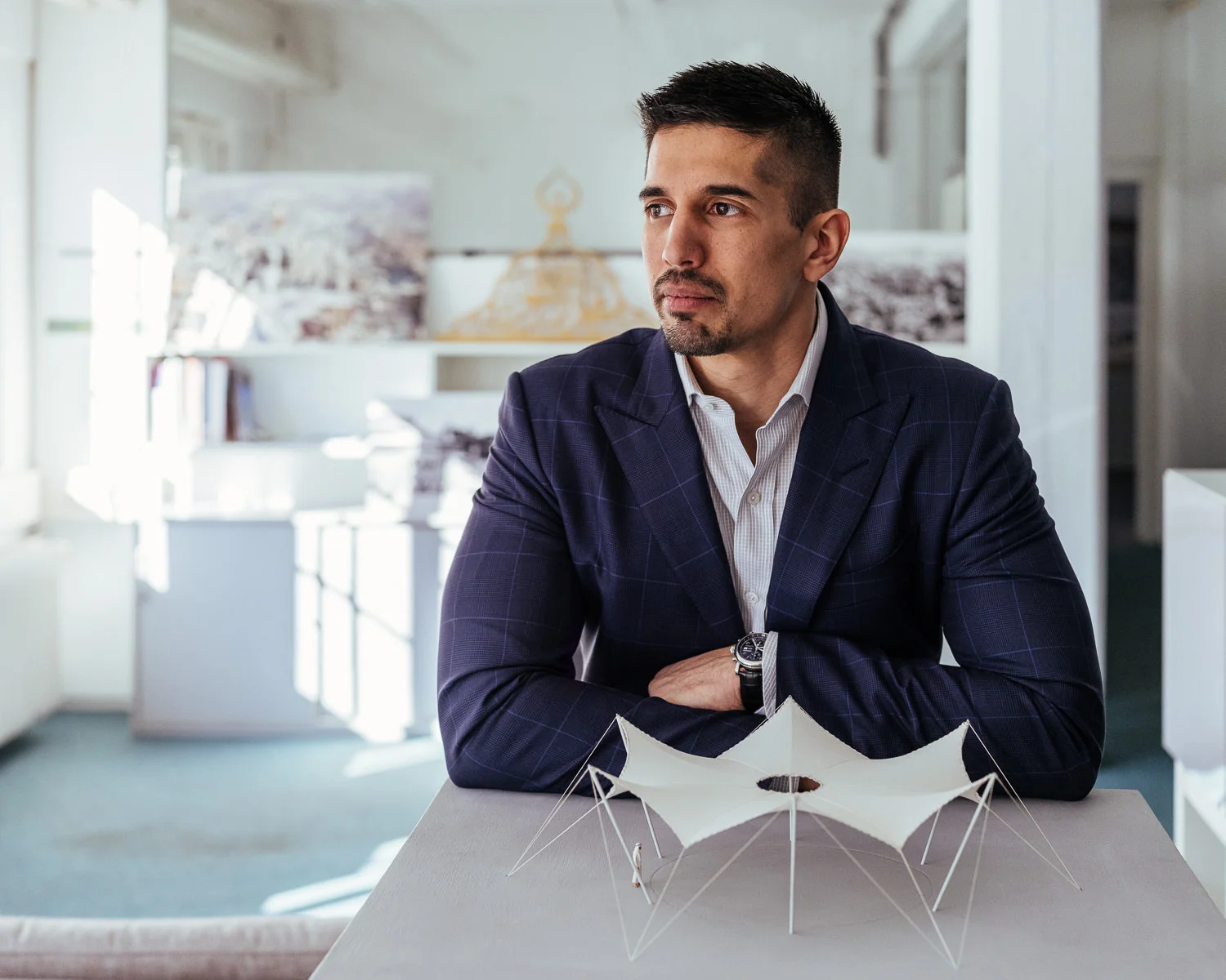 Portrait Mustafa Rasch, CEO der SL Rasch GmbH in seinem Architekturbüro im Kesslerweg 22, 70771 Leinfelden-Echterdingen am 08.03.2018, DEU, Deutschland - Zweitverwendung nach MFM, Belegexemplar an: mail@sebastian-berger.de, Copyright Vermerk: Sebastian Berger www.sebastian-berger.de CREDIT: Sebastian Berger - Affalterbacher Str. 32 - 71686 Remseck - Germany - mobile +49 174 2437129 - mail@sebastian-berger.de - www.sebastian-berger.de