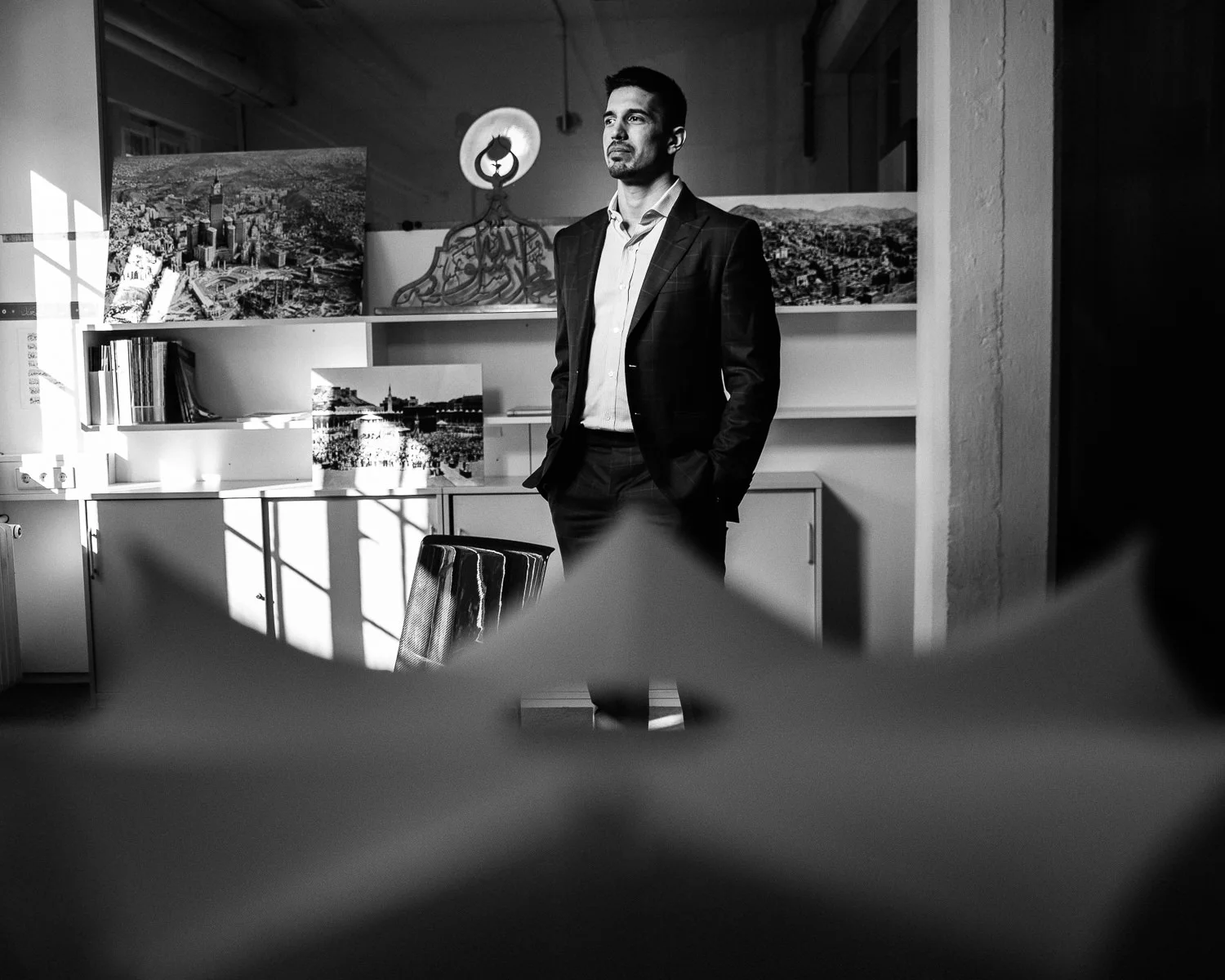 Portrait Mustafa Rasch, CEO der SL Rasch GmbH in seinem Architekturbüro im Kesslerweg 22, 70771 Leinfelden-Echterdingen am 08.03.2018, DEU, Deutschland - Zweitverwendung nach MFM, Belegexemplar an: mail@sebastian-berger.de, Copyright Vermerk: Sebastian Berger www.sebastian-berger.de CREDIT: Sebastian Berger - Affalterbacher Str. 32 - 71686 Remseck - Germany - mobile +49 174 2437129 - mail@sebastian-berger.de - www.sebastian-berger.de