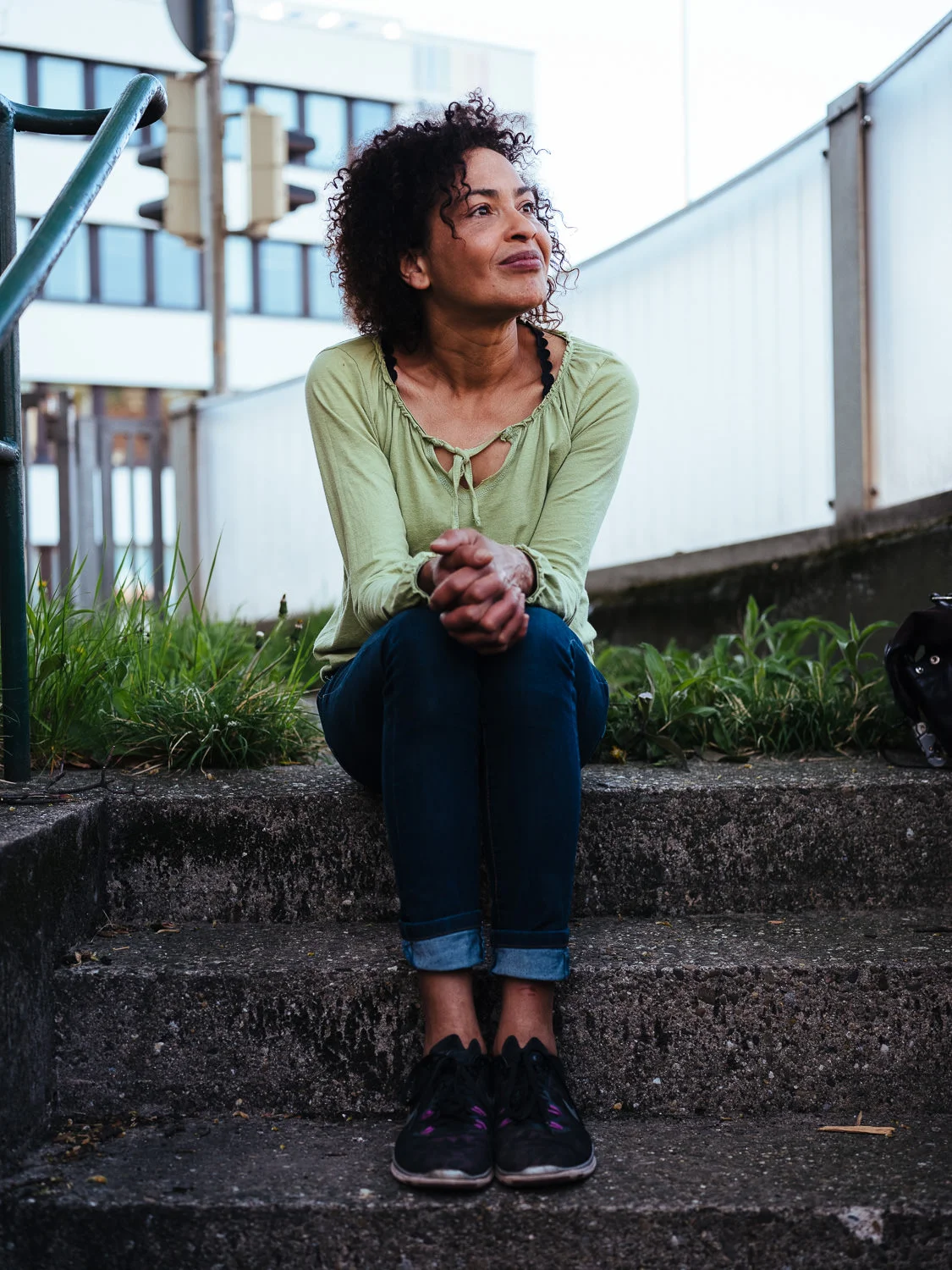 Irrsinn Wohnungsmarkt, Portrait Rosevita Thomas, 51 Jahre alt, Musikerin, hat drei Kinder (24 und 18, beide bereits ausgezogen, 9).
22 Jahre lebte sie in einer Wohnung im Stuttgarter Westen, nach und nach wurden immer mehr Mieter herausgeklagt. Sie, ihr Mann und Sohn wurde nach einer Räumungsklage herausgedrängt. Nun wird die Wohnung renoviert - und danach sehr viel teurer vermietet.
Seit November schon lebt sie zusammen mit ihrem Sohn Lionheart, 9 Jahre, in einem recht kleinen Zimmer, in der Wohnung ihrer Schwester. Ohne diese Unterstützung, glaubt sie, wäre sie auf der Straße gelandet. Durch die Wohnsituation lastet ein großer Druck auf der Familie, die Schulleistungen des Sohns haben sich verschlechtert, die unsichere Lage ist eine riesige Belastung.
Ihr Mann, von dem sie getrennt ist (nicht zuletzt offenbar wegen der Wohnstreitigkeiten), wohnt momentan beim großen Sohn in der WG. am 20.04.2018, in Payerstraße 14, 70184 Stuttgart, DEU, Deutschland - Zweitverwendung nach MFM, Belegexemplar an: mail@sebastian-berger.de, Copyright Vermerk: Sebastian Berger www.sebastian-berger.de CREDIT: Sebastian Berger - Affalterbacher Str. 32 - 71686 Remseck - Germany - mobile +49 174 2437129 - mail@sebastian-berger.de - www.sebastian-berger.de