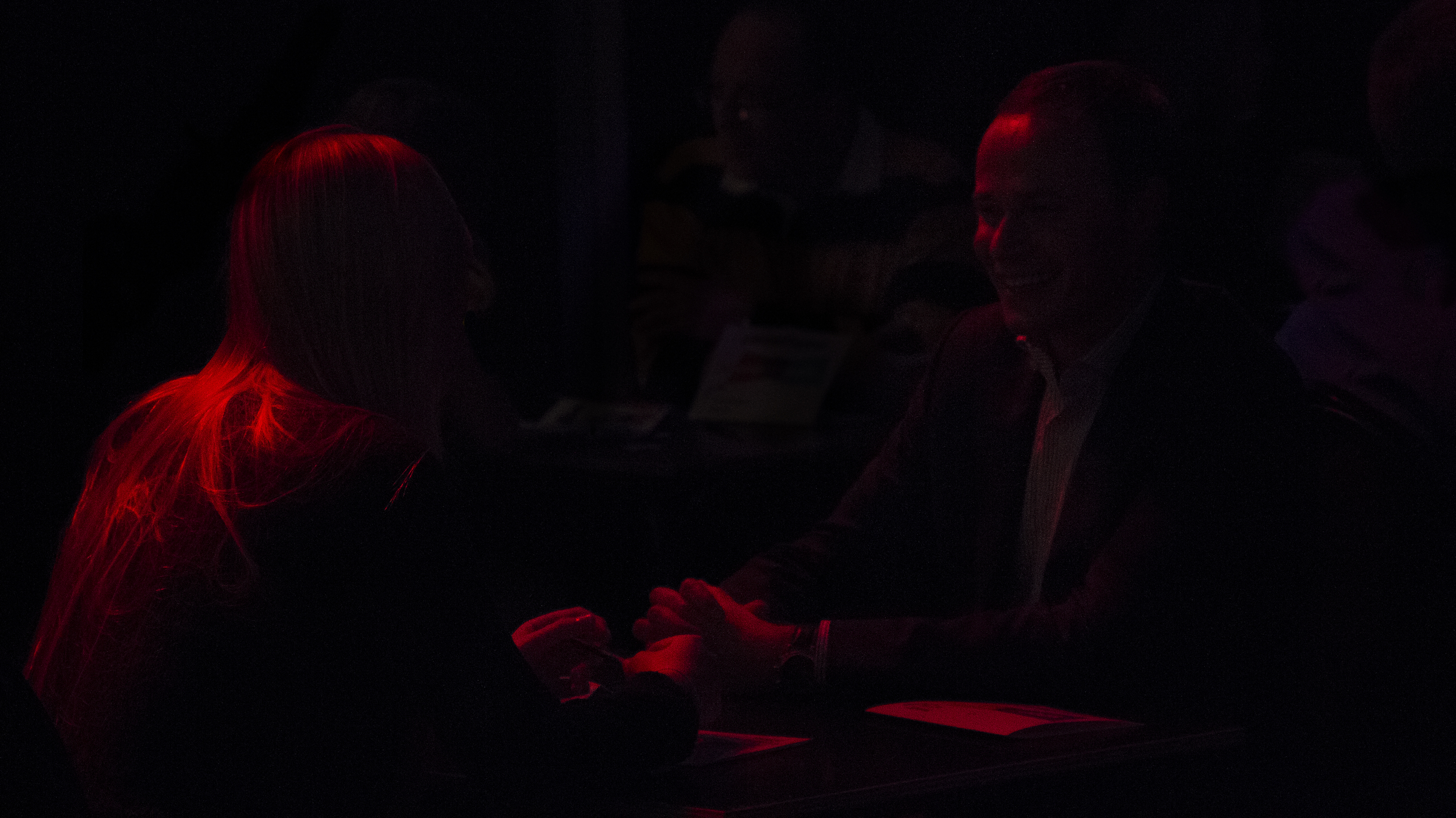 robin-butter-twenty-four-first-impressions-speeddate-amsterdam-loves-date-pretinder-life-red-candlelight-hands-dark