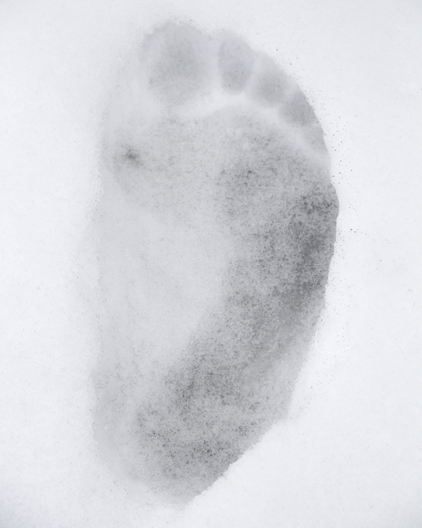 Robin-Butter-Below-Zero-Makes-The-Heart-Accelerate-04-winter-swimming-ice-copenhagen-sea-dive-water-body-man-swimmer-abstract-portrait-mysterious-dreamlike