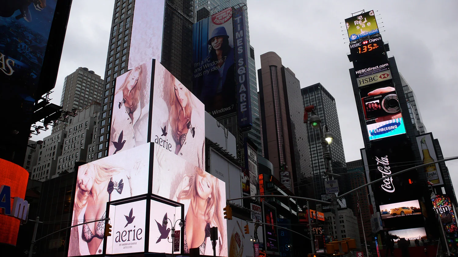 BARNYCZ-GROUP-AMERICAN-EAGLE-TIMES-SQUARE-8.JPG