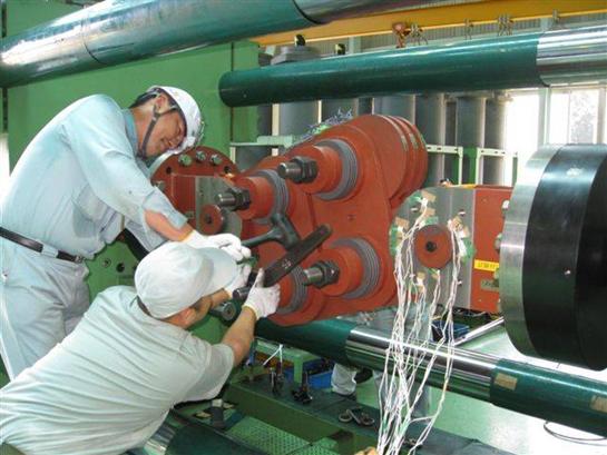 Testing 2250 kN damper in Japan