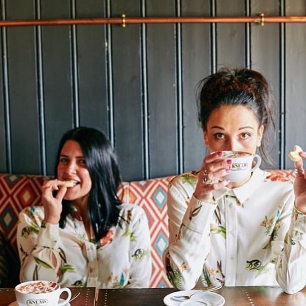 Who needs a coffee ? 🙋&zwj;♀️ ☕️ Amazing pic of Sarah and Claire @wearetheenergygirlslooking 💯 in the YAYA wild print blouse 😍Get that caffeine in style 👌
#twinning #ootd #whattowearwednesday #shopstamford
@yaya.thebrand @energyclothingstamford