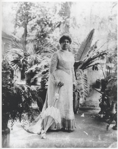 Queen Lili'uokalani on the lanai, 1913 L.E. Edgeworth, Bishop Museum