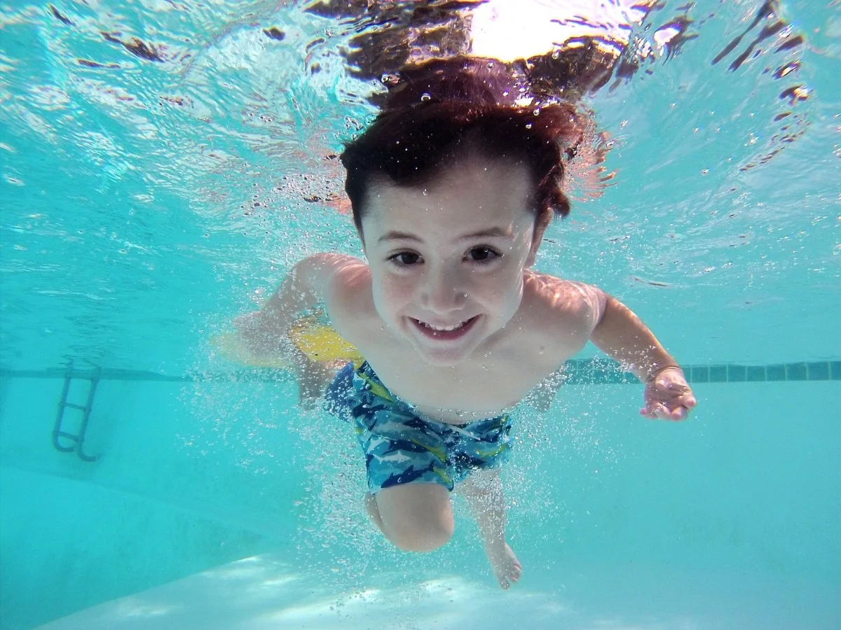 kid_swim_pool_underwater-621562.jpg