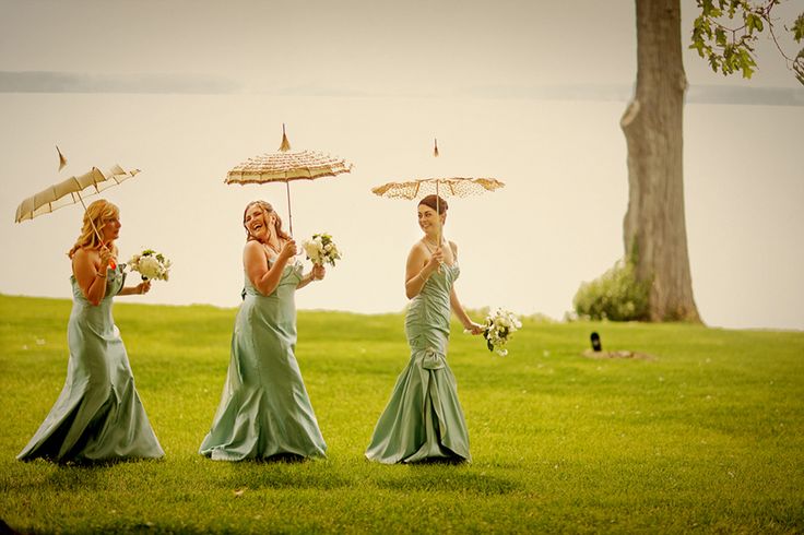 Bridesmaids Carrying Vintage Bella Umbrellas
