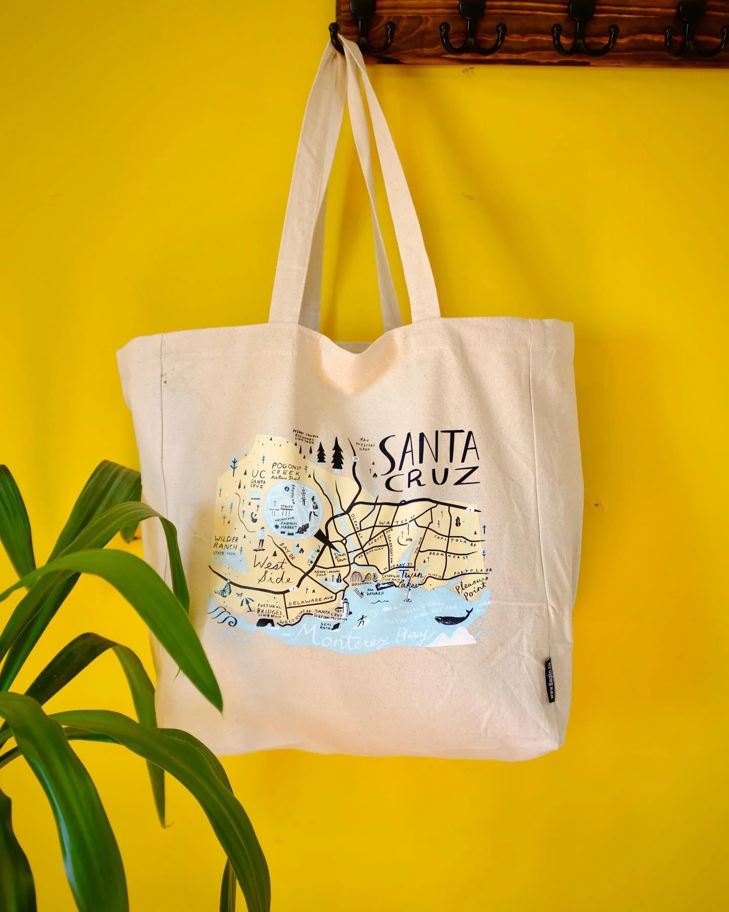 Excuse me, are you lost? 

We just printed a four color SC Map design on some totes for @stripesantacruz. Hopefully you can find your way there before they sell out! 

Totes sourced from @bagito_bags 
.
.
.
.
.
.
.
.
.
.
.
.
.
#screenprinting #screen