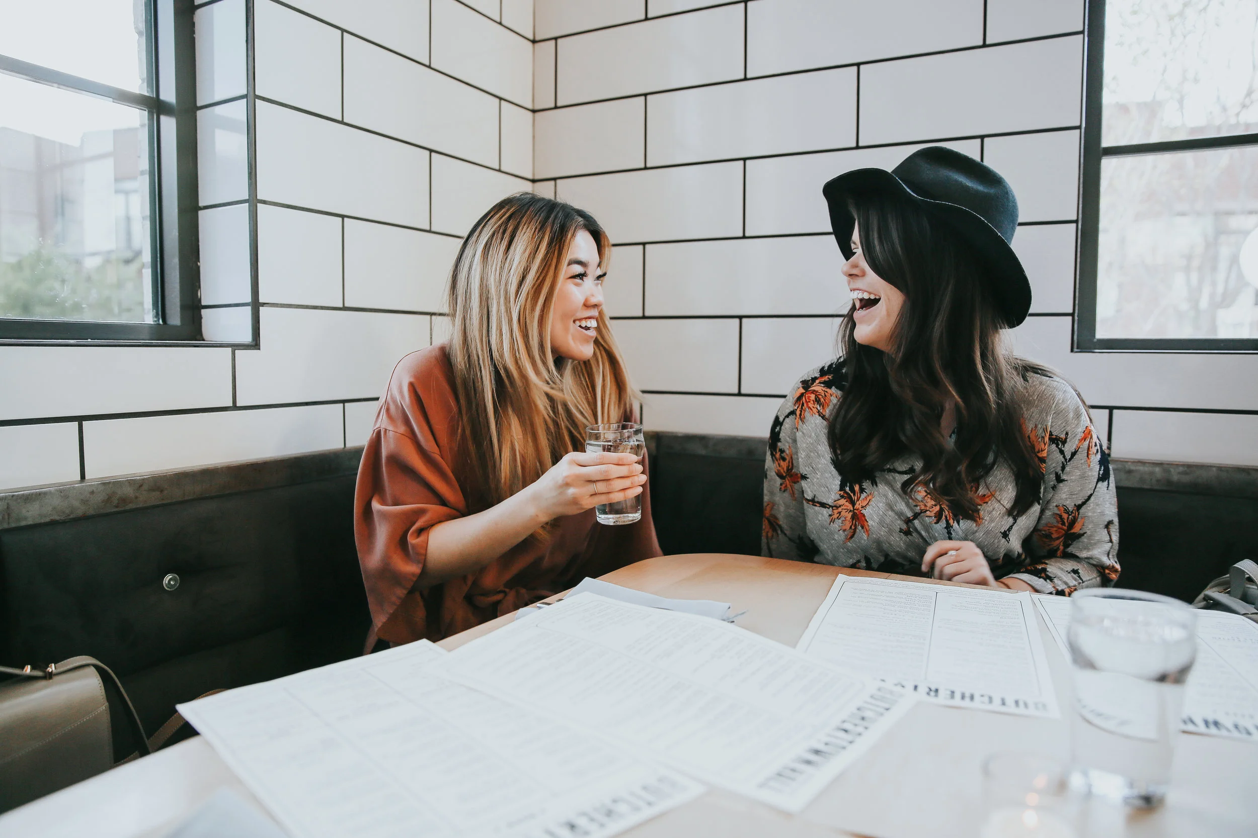 opry-grand-ole-dinner-and-a-show-by-chloe-wen-hall-puppy-zappos-blog-blogger-nashville-lifestyle-fashion-clothes-shoes-spring-summer-sandal-hair-unicorn-inflatable-pool-blow-up-pup-dog-adoption-live-music-toy-daniel-wellington-watch-black-strappy-fr…