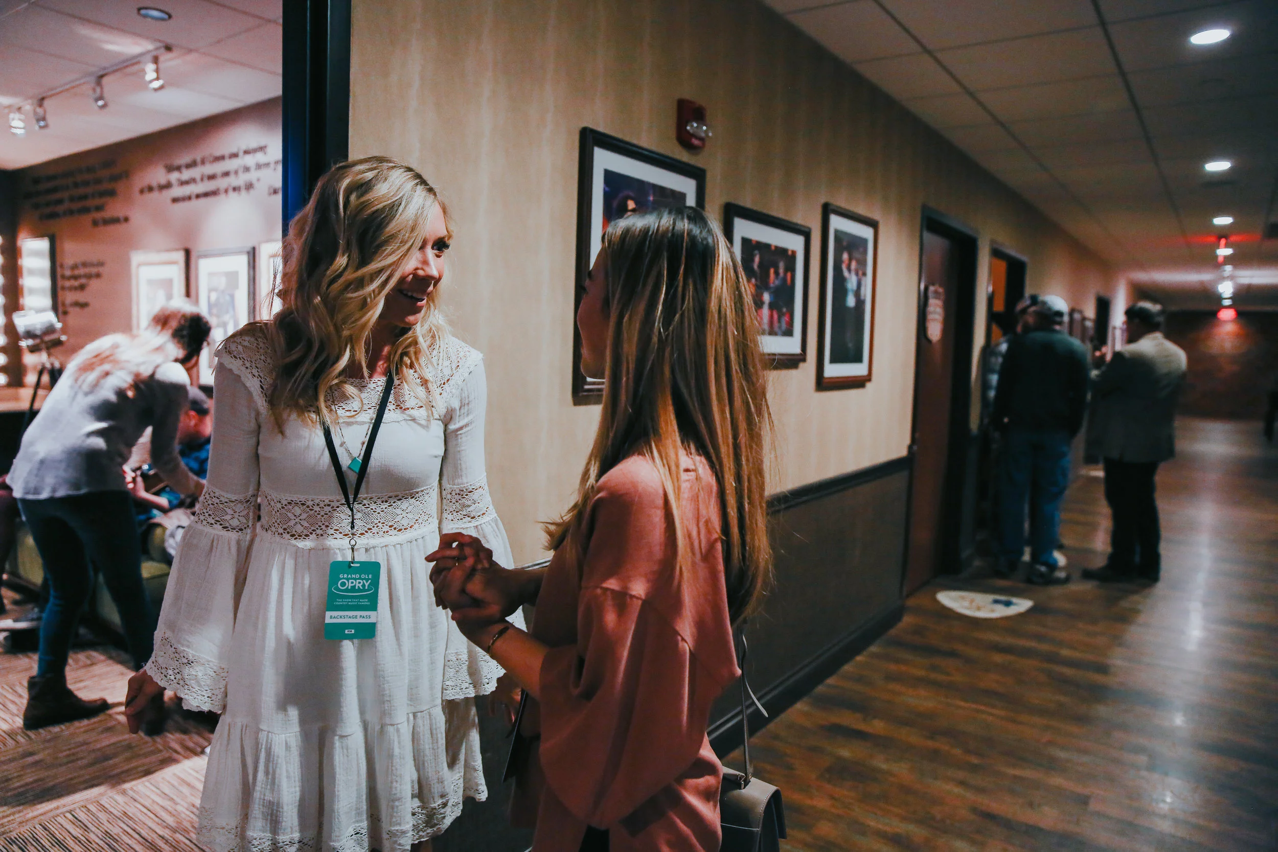 opry-grand-ole-dinner-and-a-show-by-chloe-wen-hall-puppy-zappos-blog-blogger-nashville-lifestyle-fashion-clothes-shoes-spring-summer-sandal-hair-unicorn-inflatable-pool-blow-up-pup-dog-adoption-live-music-toy-daniel-wellington-watch-black-strappy-fr…