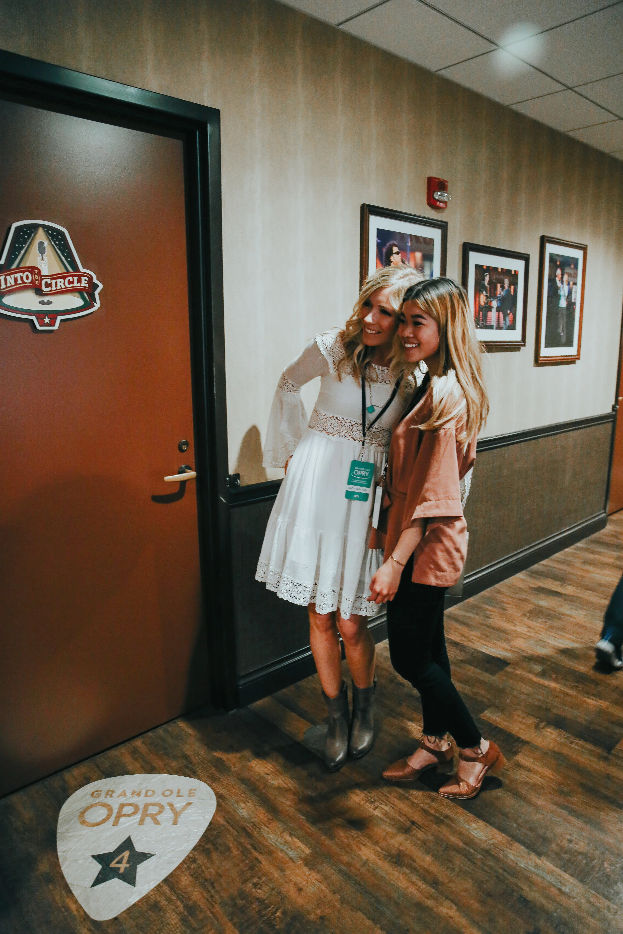 opry-grand-ole-dinner-and-a-show-by-chloe-wen-hall-puppy-zappos-blog-blogger-nashville-lifestyle-fashion-clothes-shoes-spring-summer-sandal-hair-unicorn-inflatable-pool-blow-up-pup-dog-adoption-live-music-toy-daniel-wellington-watch-black-strappy-fr…