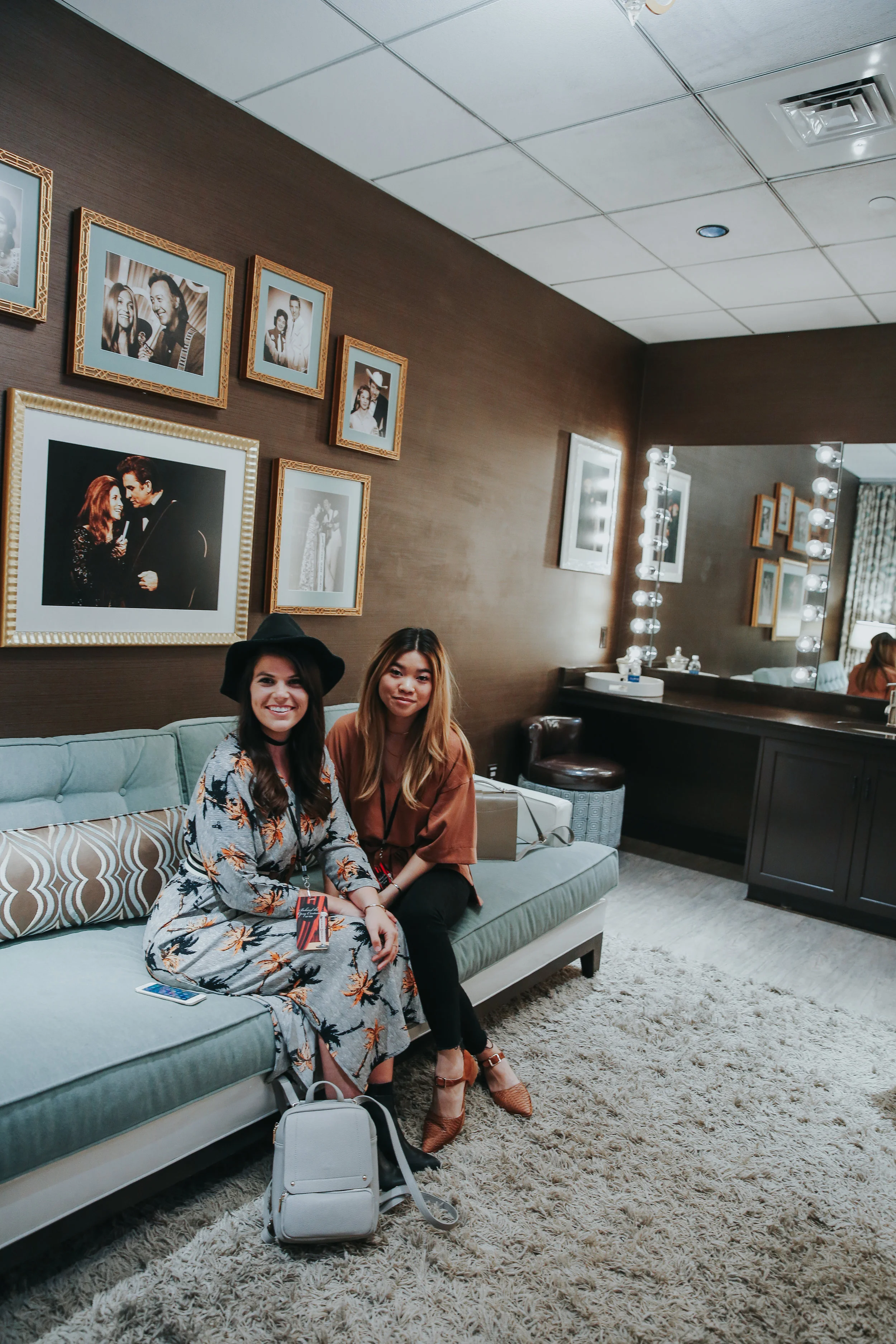opry-grand-ole-dinner-and-a-show-by-chloe-wen-hall-puppy-zappos-blog-blogger-nashville-lifestyle-fashion-clothes-shoes-spring-summer-sandal-hair-unicorn-inflatable-pool-blow-up-pup-dog-adoption-live-music-toy-daniel-wellington-watch-black-strappy-fr…