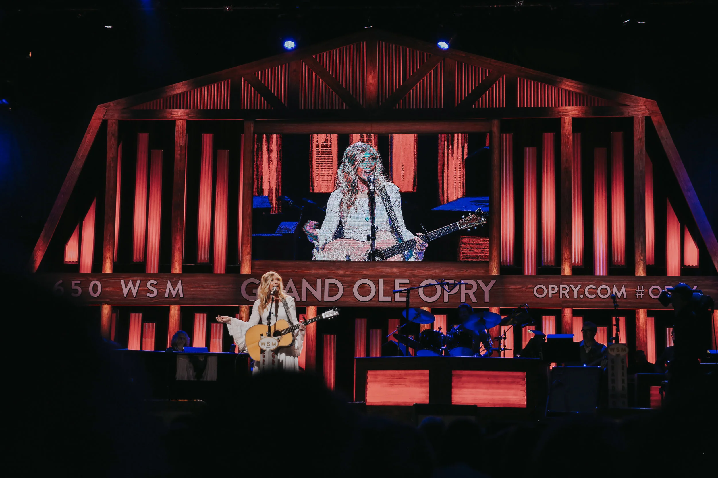 opry-grand-ole-dinner-and-a-show-by-chloe-wen-hall-puppy-zappos-blog-blogger-nashville-lifestyle-fashion-clothes-shoes-spring-summer-sandal-hair-unicorn-inflatable-pool-blow-up-pup-dog-adoption-live-music-toy-daniel-wellington-watch-black-strappy-fr…
