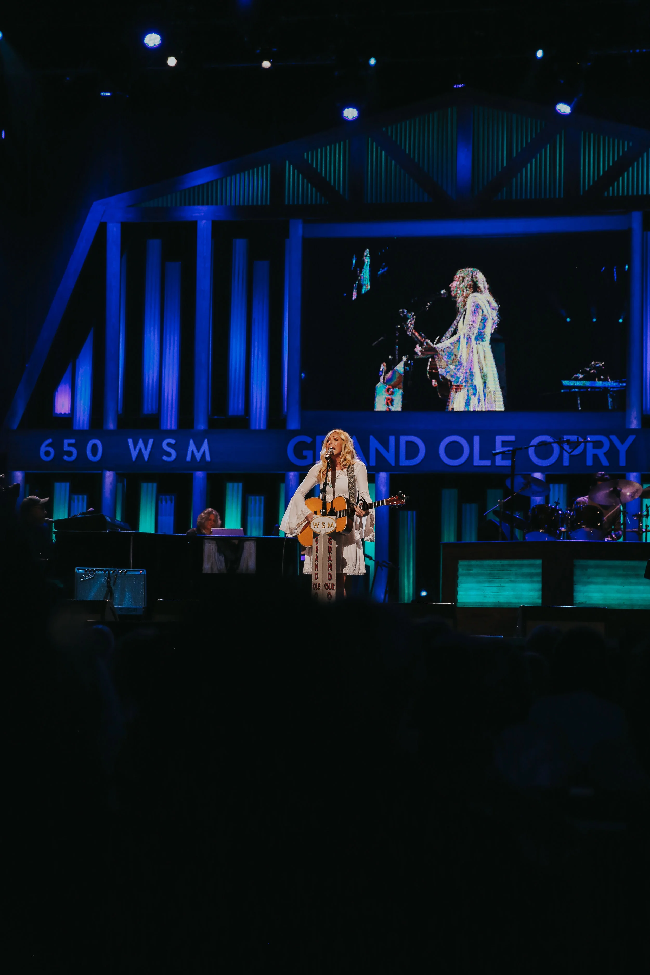opry-grand-ole-dinner-and-a-show-by-chloe-wen-hall-puppy-zappos-blog-blogger-nashville-lifestyle-fashion-clothes-shoes-spring-summer-sandal-hair-unicorn-inflatable-pool-blow-up-pup-dog-adoption-live-music-toy-daniel-wellington-watch-black-strappy-fr…