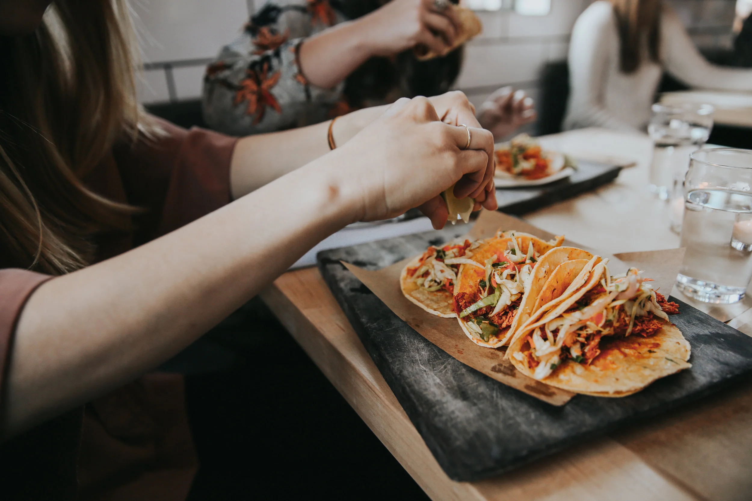 opry-grand-ole-dinner-and-a-show-by-chloe-wen-hall-puppy-zappos-blog-blogger-nashville-lifestyle-fashion-clothes-shoes-spring-summer-sandal-hair-unicorn-inflatable-pool-blow-up-pup-dog-adoption-live-music-toy-daniel-wellington-watch-black-strappy-fr…