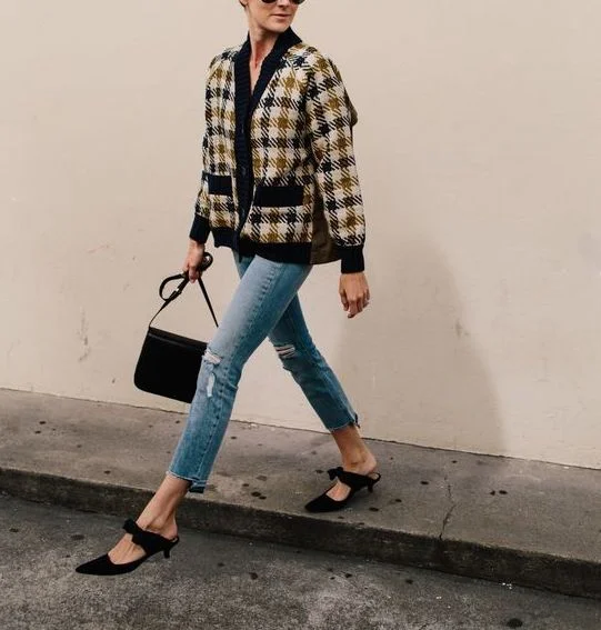 bychloewen-erin-condren-by-chloe-wen-hall-puppy-zappos-blog-blogger-nashville-lifestyle-fashion-clothes-shoes-spring-summer-sandal-hair-unicorn-inflatable-pool-blow-up-pup-dog-adoption-live-music-toy-daniel-wellington-watch-black-strappy-friends-wit…