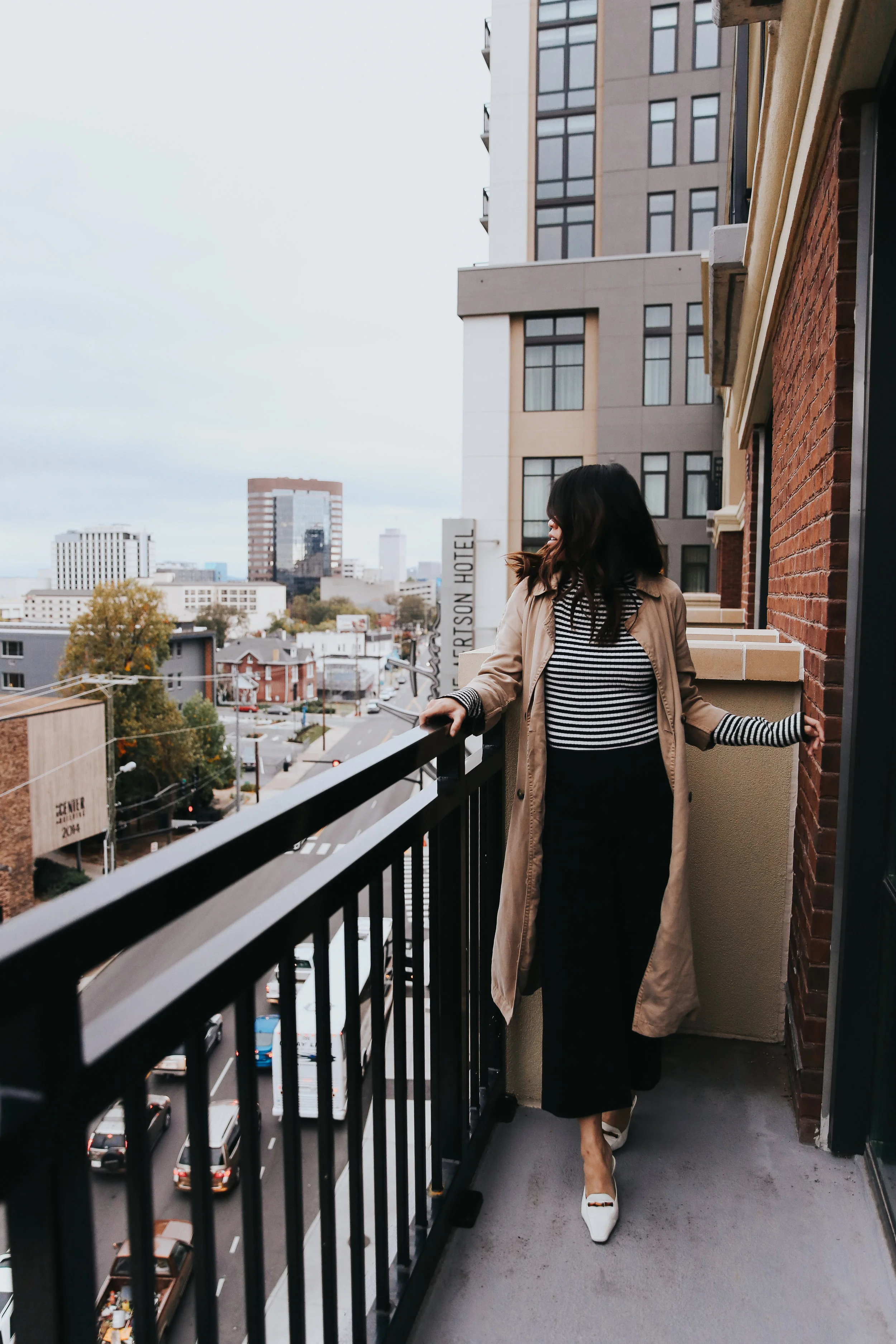 bychloewen-erin-condren-by-chloe-wen-hall-puppy-zappos-blog-blogger-nashville-lifestyle-fashion-clothes-shoes-spring-summer-sandal-hair-unicorn-inflatable-pool-blow-up-pup-dog-adoption-live-music-toy-daniel-wellington-watch-black-strappy-friends-wit…