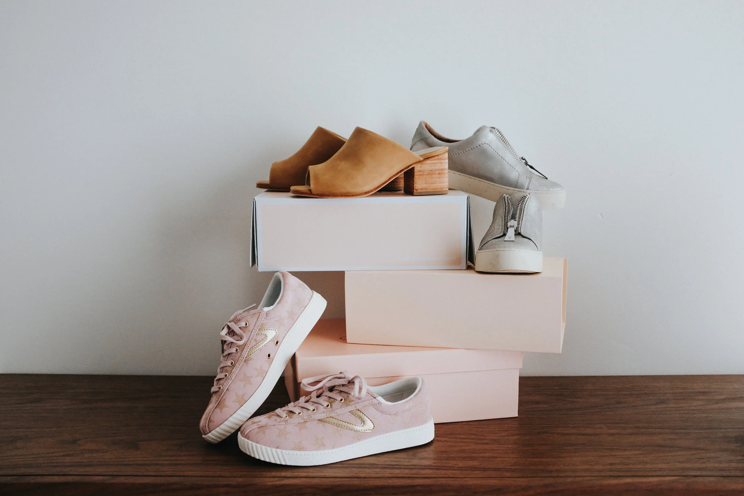 bychloewen-erin-condren-by-chloe-wen-hall-puppy-zappos-blog-blogger-nashville-lifestyle-fashion-clothes-shoes-spring-summer-sandal-hair-unicorn-inflatable-pool-blow-up-pup-dog-adoption-live-music-toy-daniel-wellington-watch-black-strappy-friends-wit…