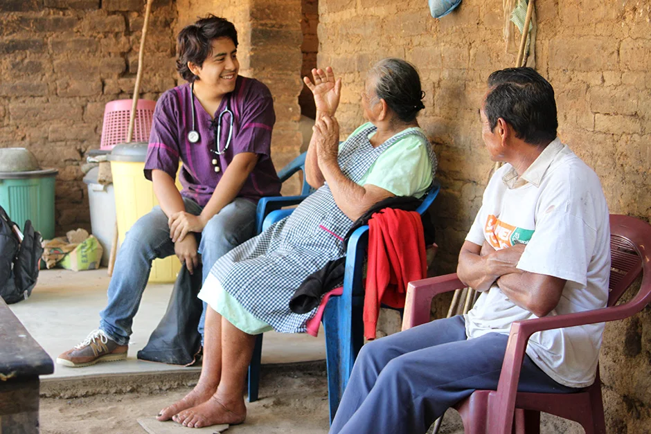Murillo visita a María Román, una paciente con diabetes e hipertensión que ya no puede caminar a la clínica para recibir atención médica. (Foto de Leslie Friday / Partners In Health)
