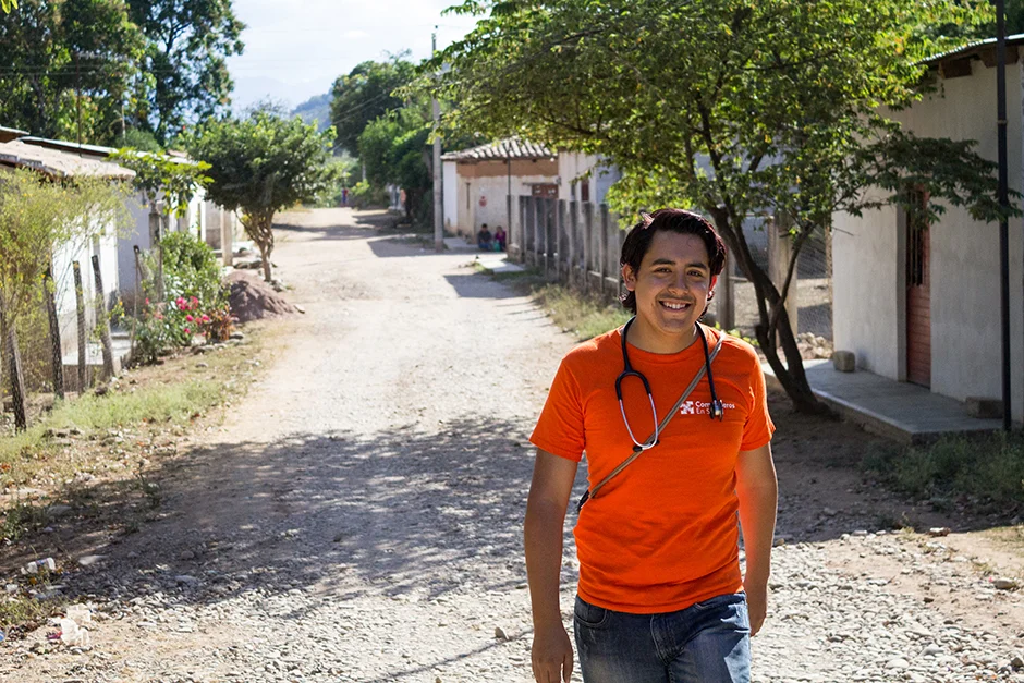 El Dr. Gerardo Murillo llegó a Reforma, Chiapas, el verano pasado para trabajar en una clínica pública apoyada por Partners In Health. ( Foto de Aaron Levenson / Compañeros en Salud)
