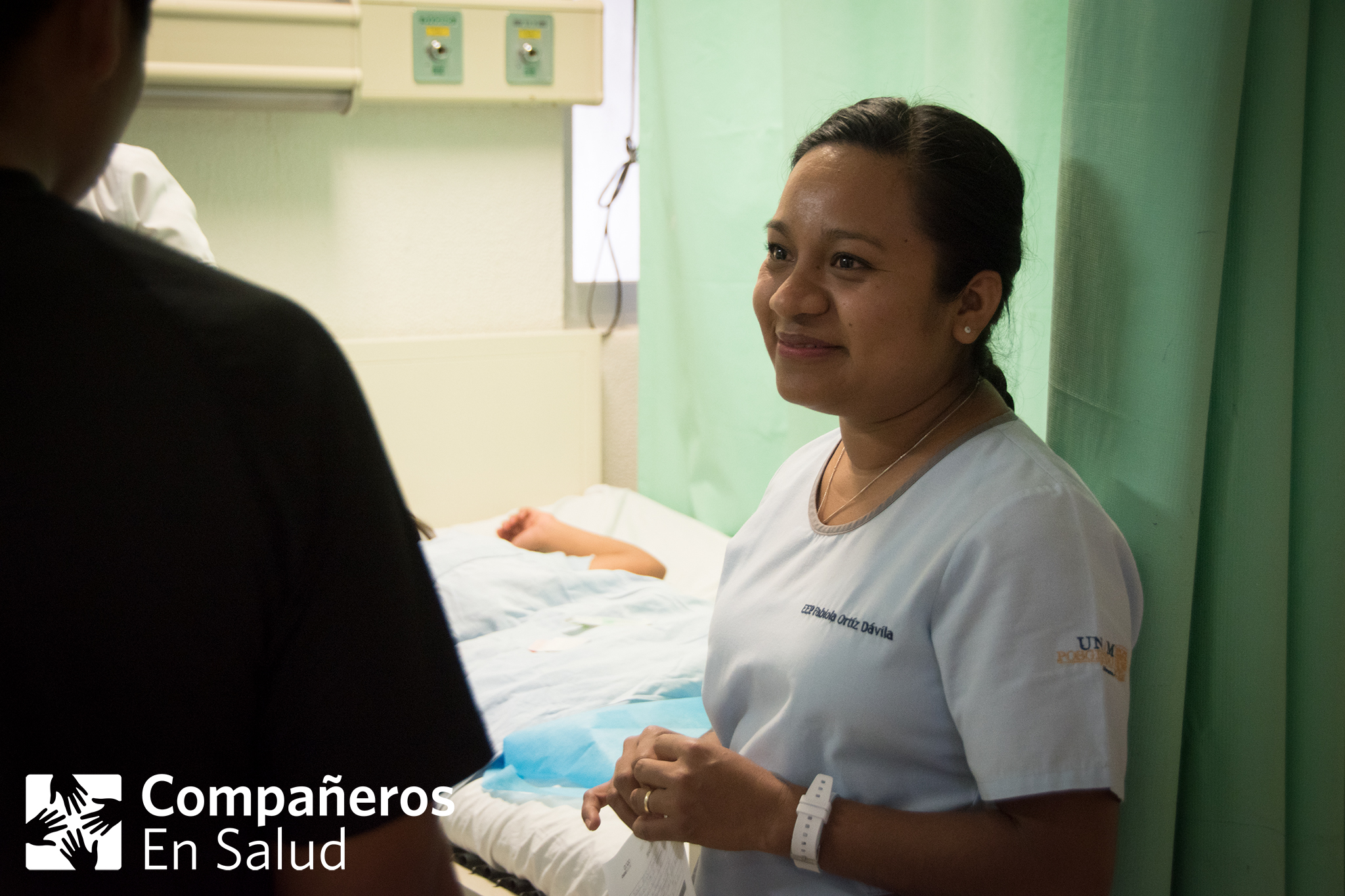 Fabiola Ortíz, enfermera perinatal, hablando con el padre del bebé que esta por nacer.