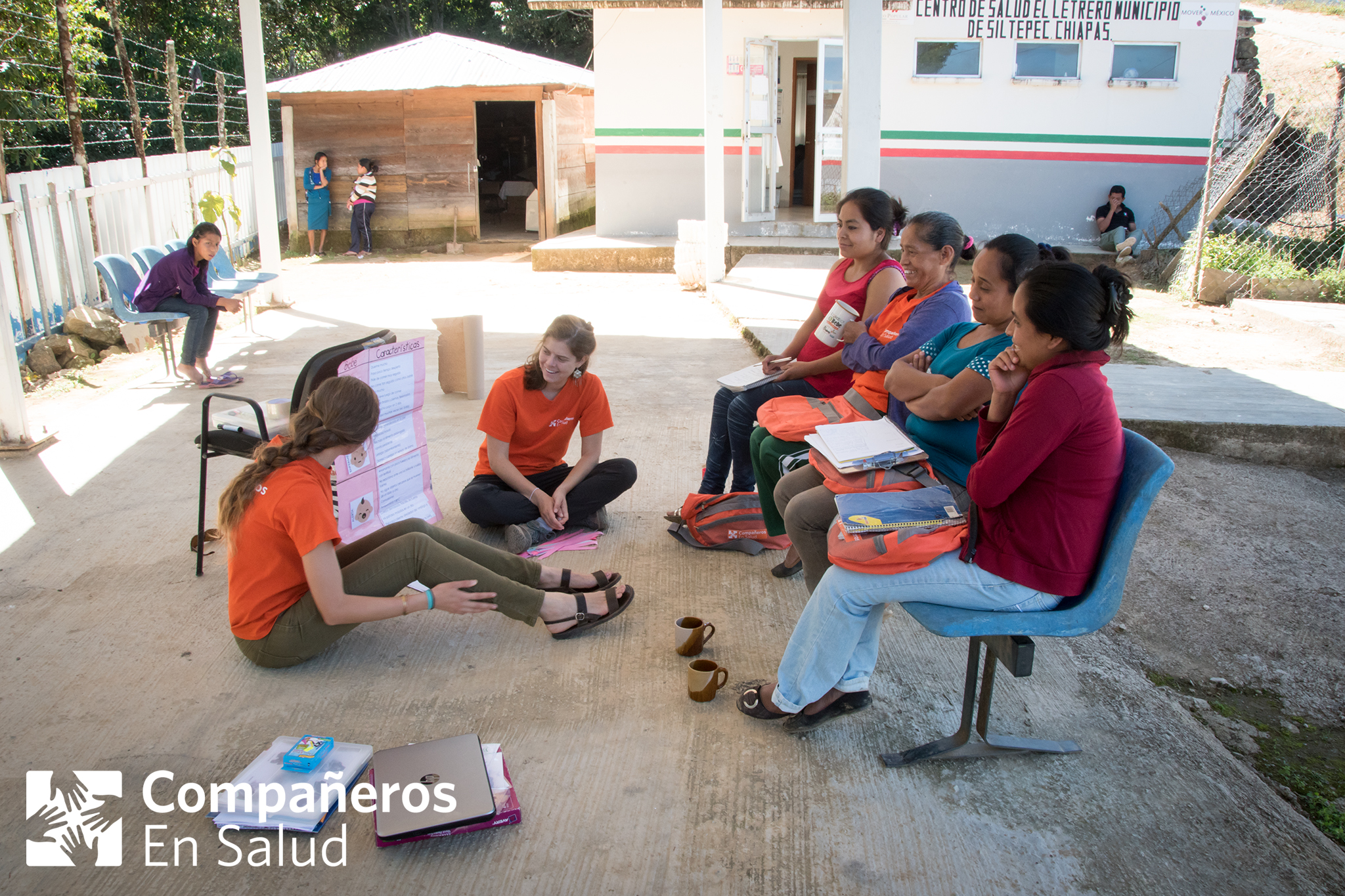 Las acompañantes de la comunidad rural de Letrero en capacitación sobre los cuidados y signos de alarma del recién nacido.