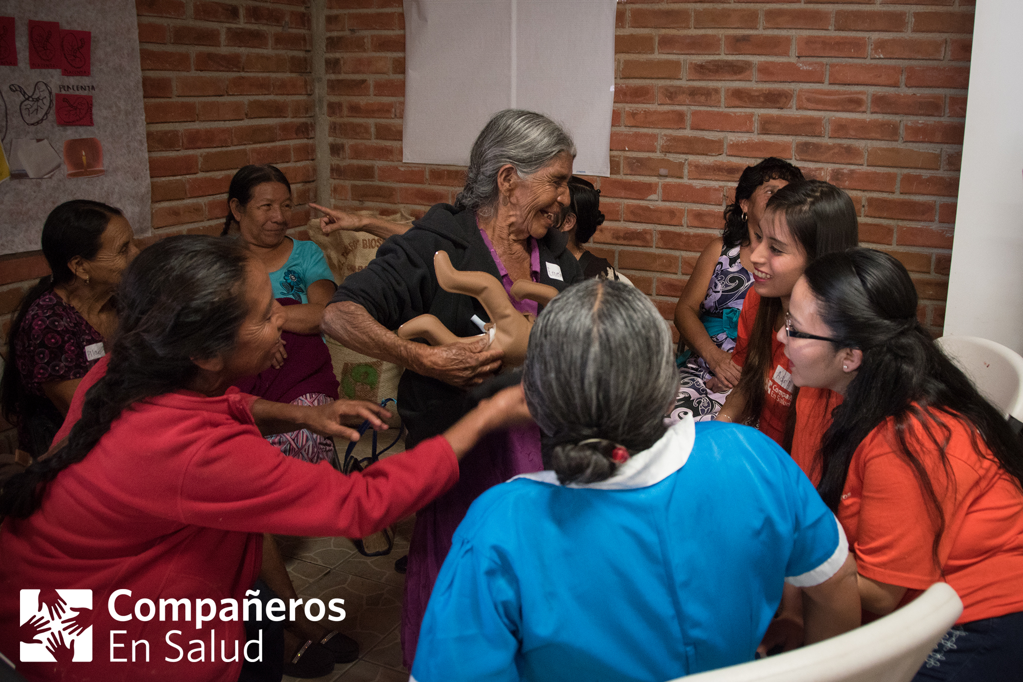 Parteras tradicionales intercambiando experiencias con los pasantes de la licenciatura en efermería y obstetricia durante una capacitación.