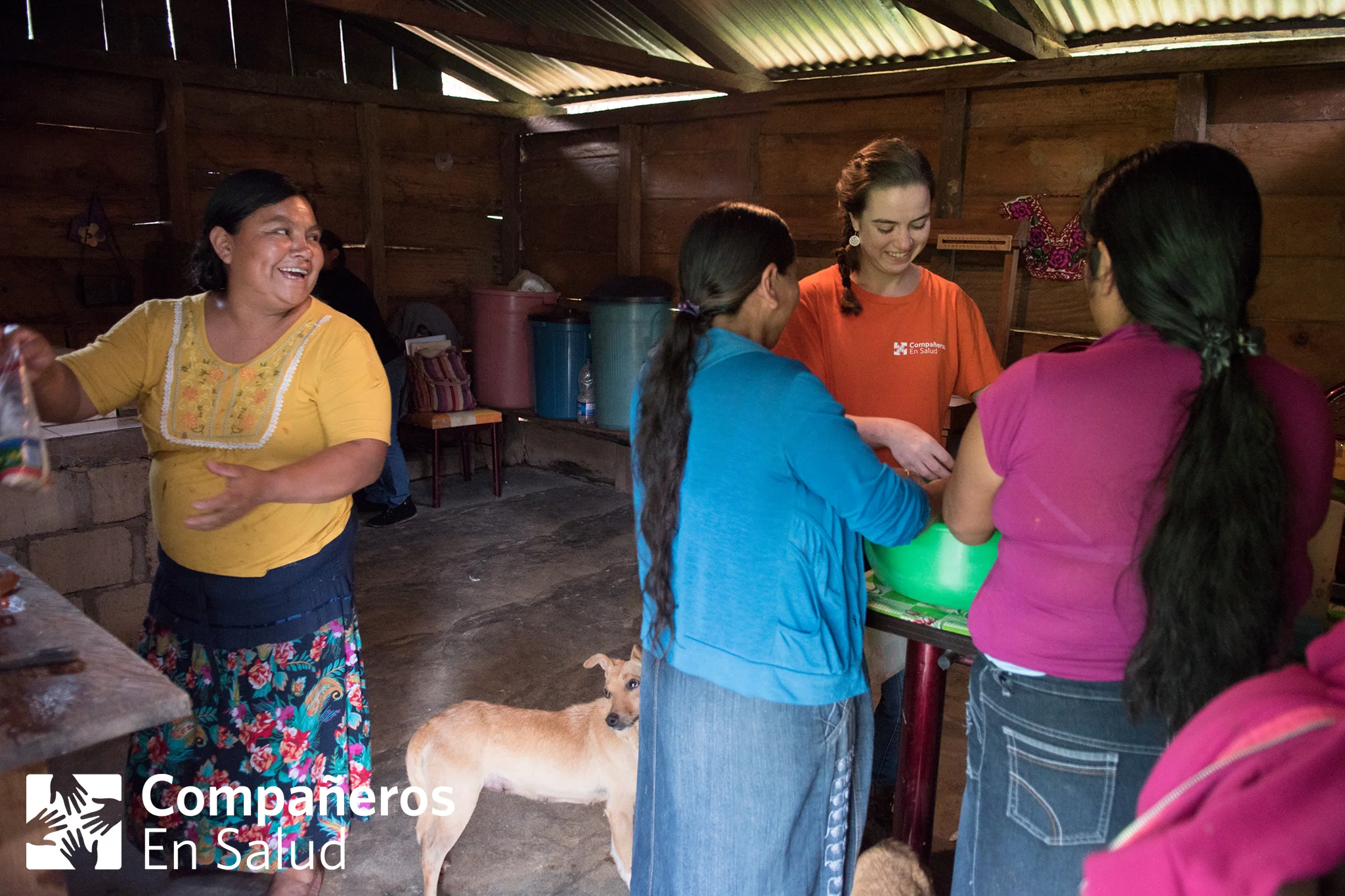 Convivencia entre Nati (Natividad) Hernández Vázquez, Irma Cifuentes Matías, y Eva Díaz Morales (participantes de un taller de la clínica) en la cual dan la bienvenida a la voluntaria Sarah Hartman en su cocina y le enseñan cómo hacer tamales.