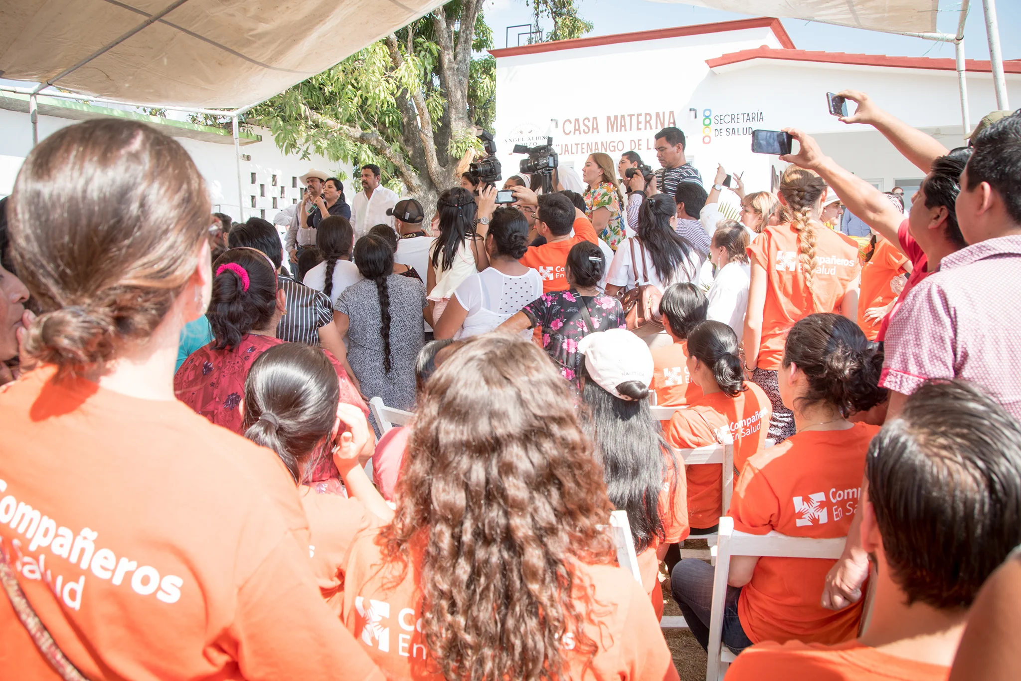 ¡La inauguración de la casa materna en Jaltenango de la Paz! Aquí, las mujeres de toda la región tienen acceso a un servicio público de atención obstétrica de alta calidad. El objetivo de brindar una atención segura, respetuosa y de calidad se ha logrado gracias a la colaboración entre el Hospital Básico Comunitario, las parteras tradicionales de la región y el equipo de salud materna de CES. En el año 2017, el equipo de salud materna de CES colaboró en la atención de más de 500 partos y brindó más de 3000 consultas obstétricas