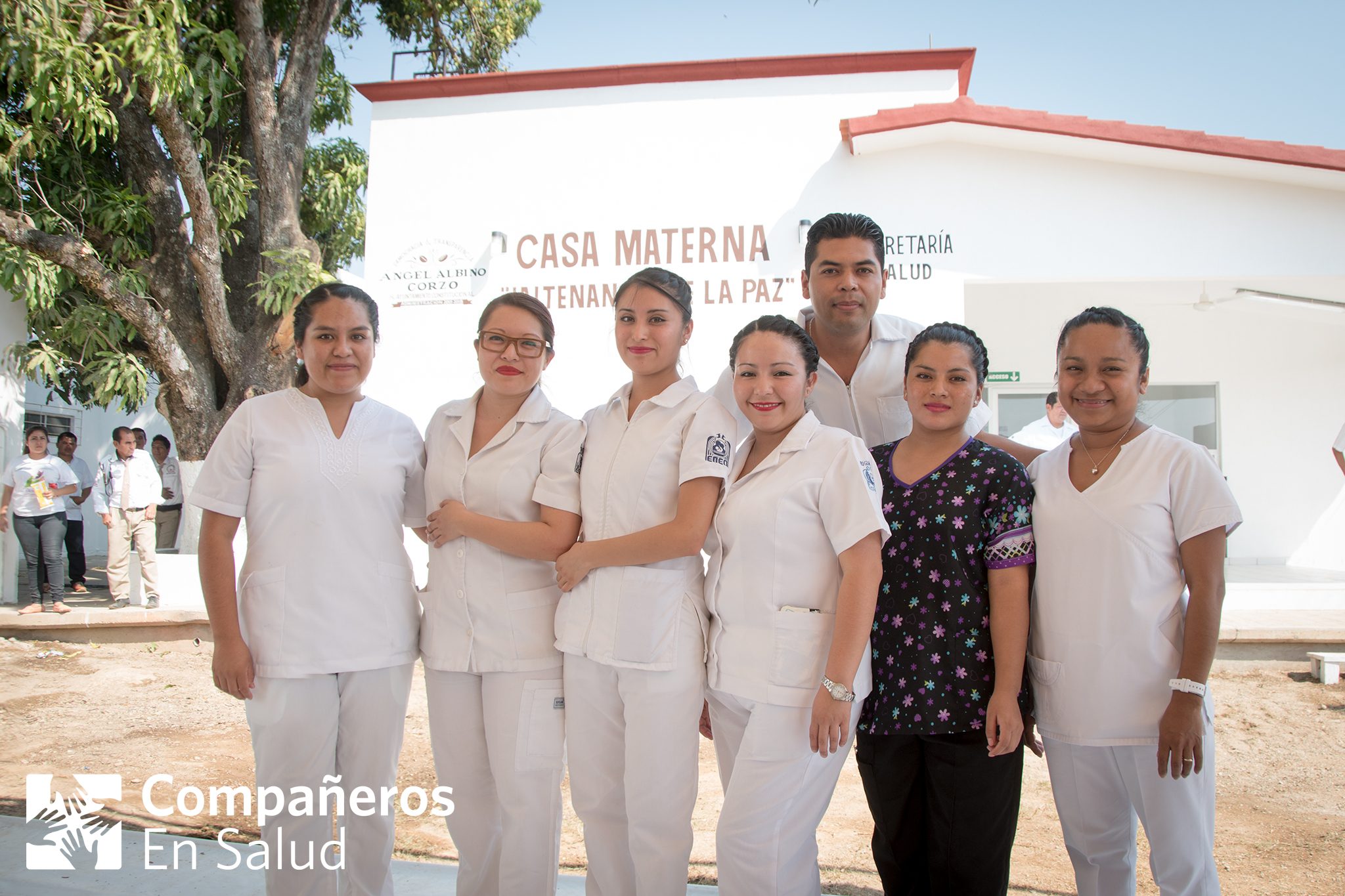  Nuestra primera generación de pasantes de enfermería y obstetricia, quienes pasaron un año proveyendo atención extraordinaria a las mujeres de nuestra región. (De izquierda:&nbsp;Yessica Carolina García Velázquez, Estefanía Monterrosas Jiménez, Adri