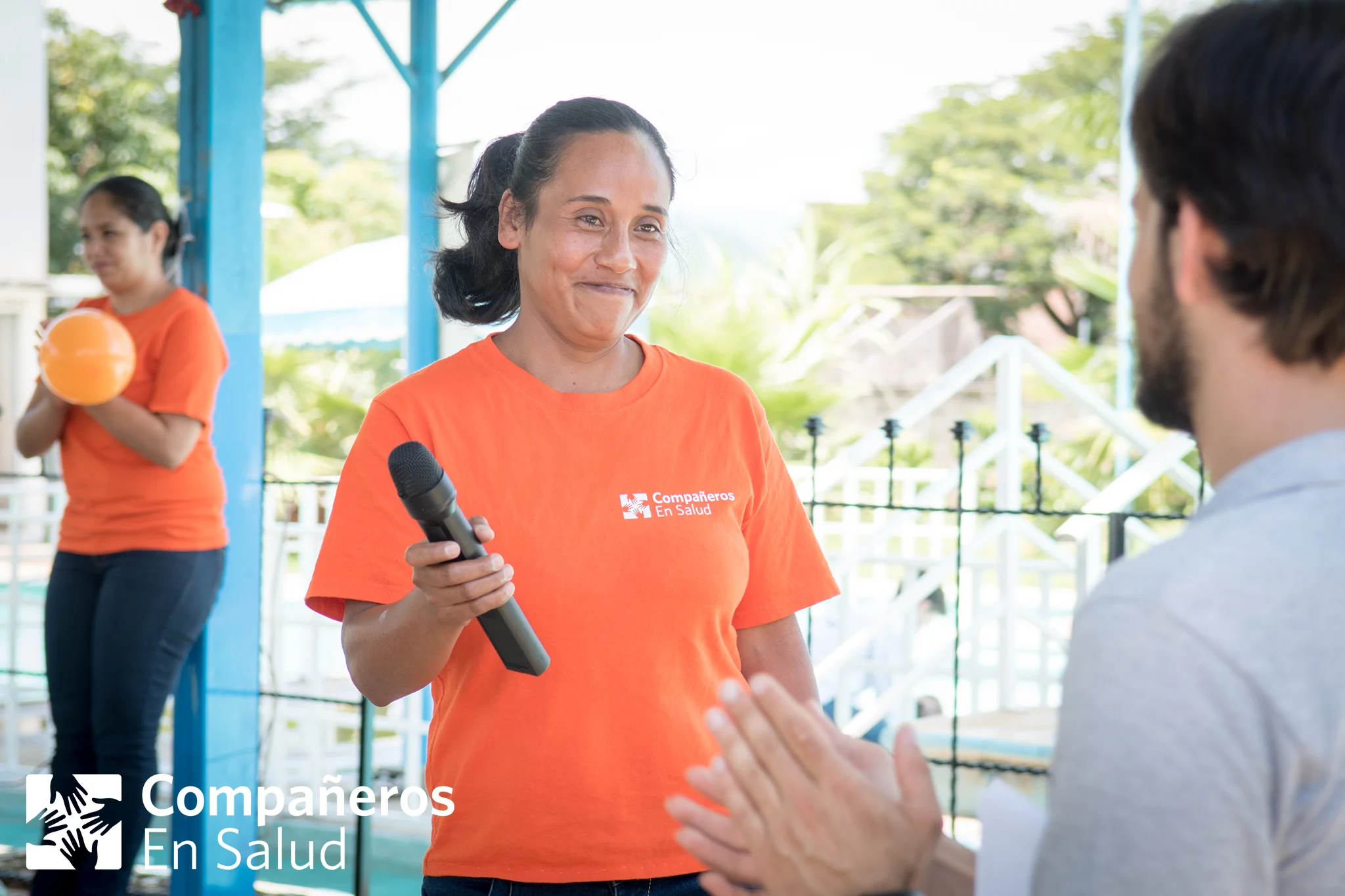La acompañante Marleni Pérez recibe reconocimiento de parte de sus compañeras de Letrero durante la celebración de acompañantes.