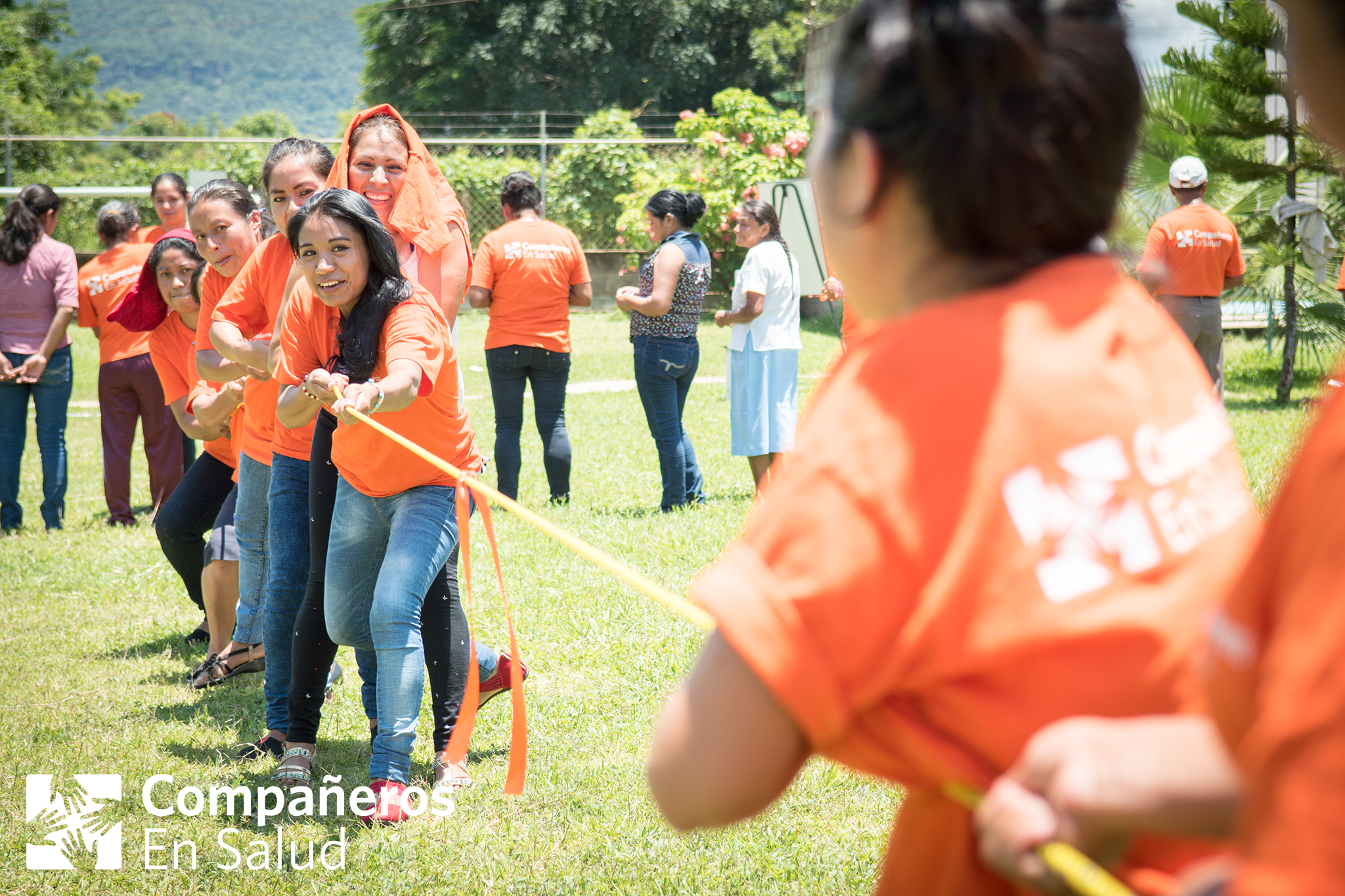  Nuestras acompañantes participan en un juego de la soga durante la celebración de acompañantes.   